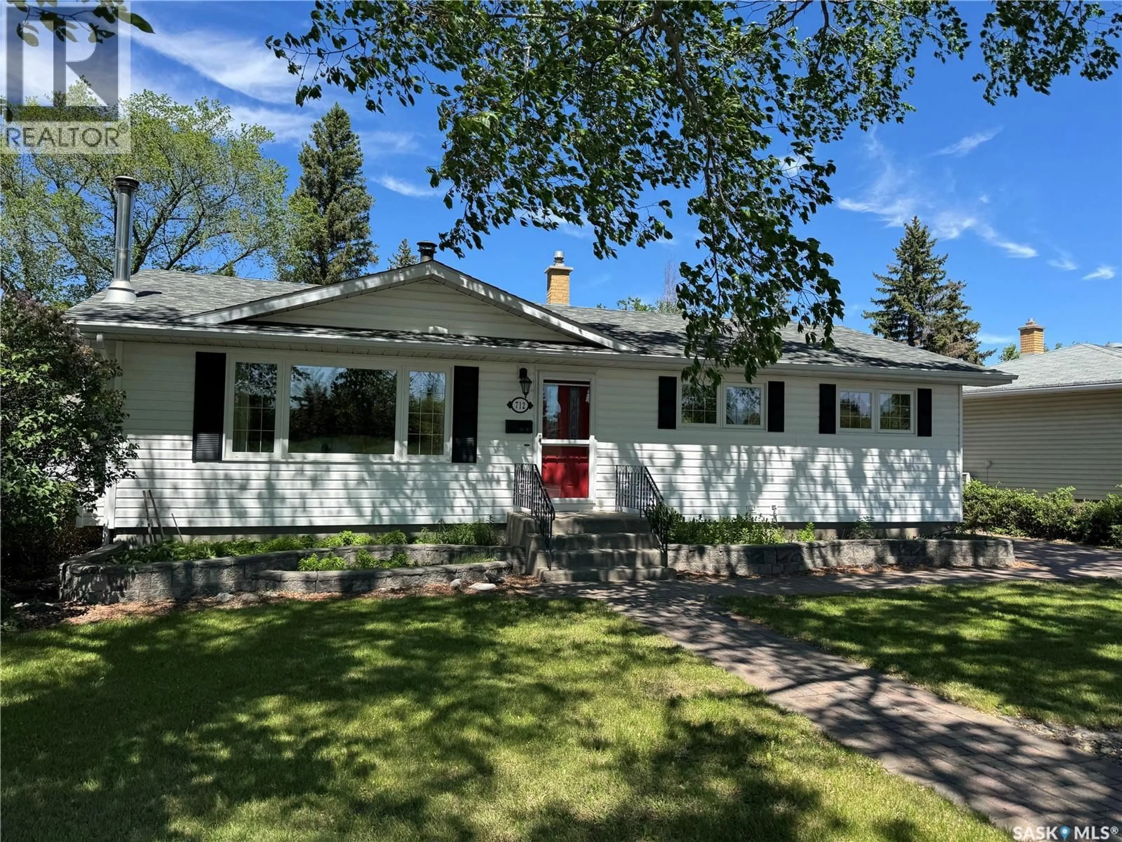 Home with vinyl exterior material, street for 712 DOUGLAS PARK CRESCENT, Regina Saskatchewan S4N2S2