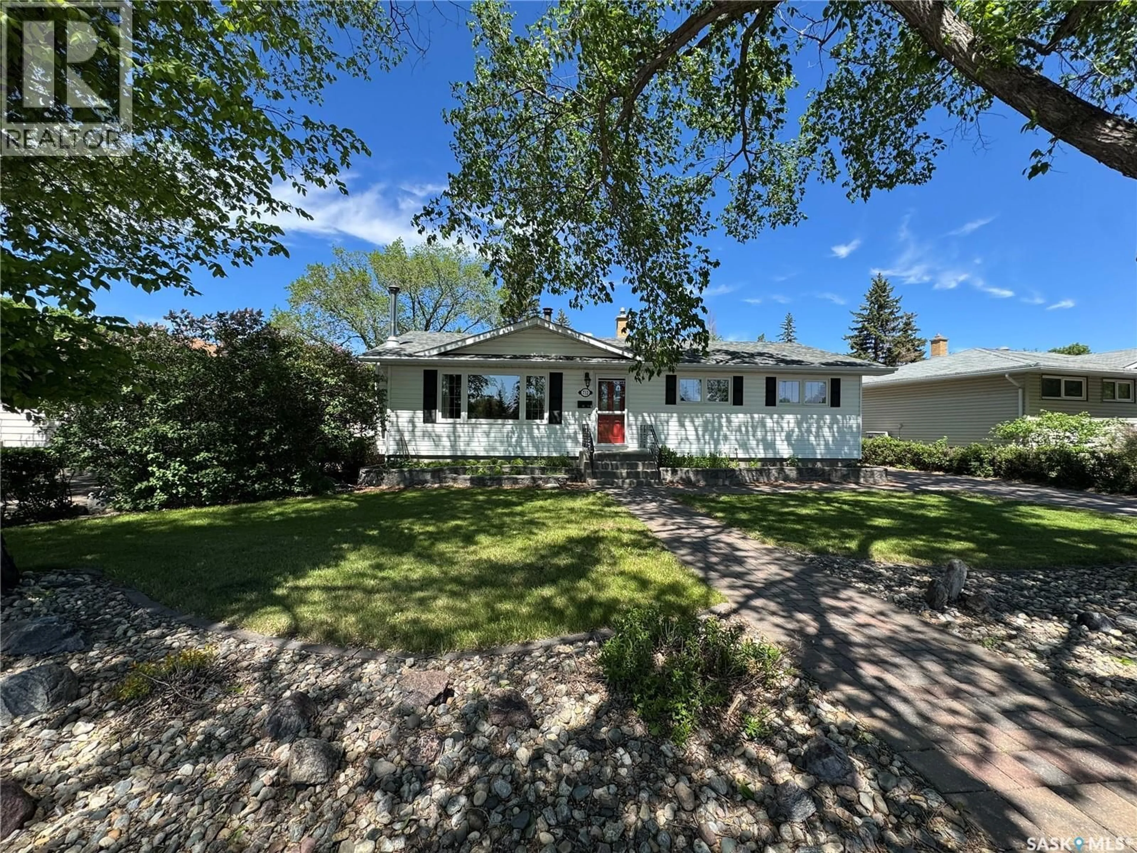 A pic from outside/outdoor area/front of a property/back of a property/a pic from drone, street for 712 DOUGLAS PARK CRESCENT, Regina Saskatchewan S4N2S2