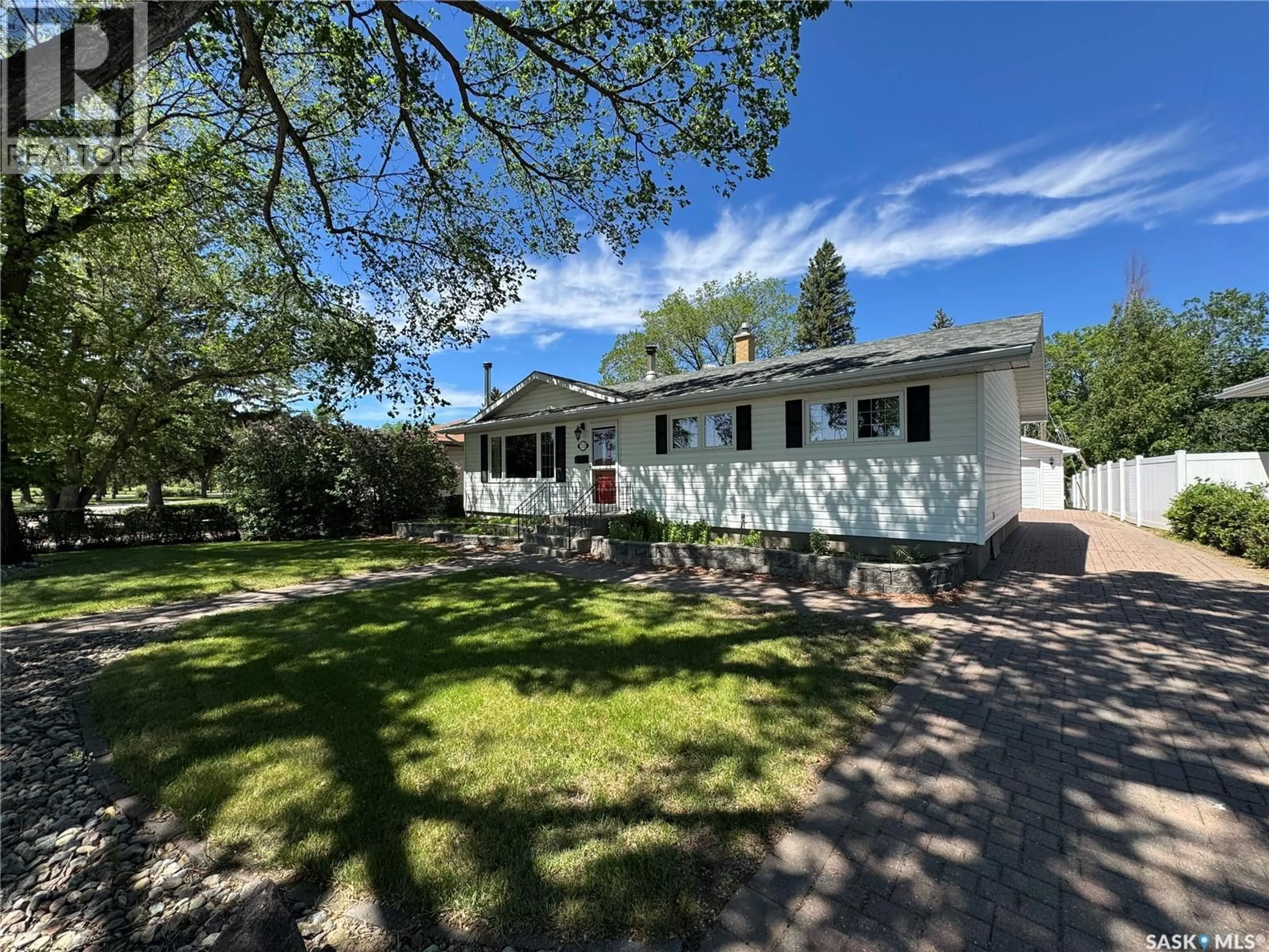 A pic from outside/outdoor area/front of a property/back of a property/a pic from drone, street for 712 DOUGLAS PARK CRESCENT, Regina Saskatchewan S4N2S2
