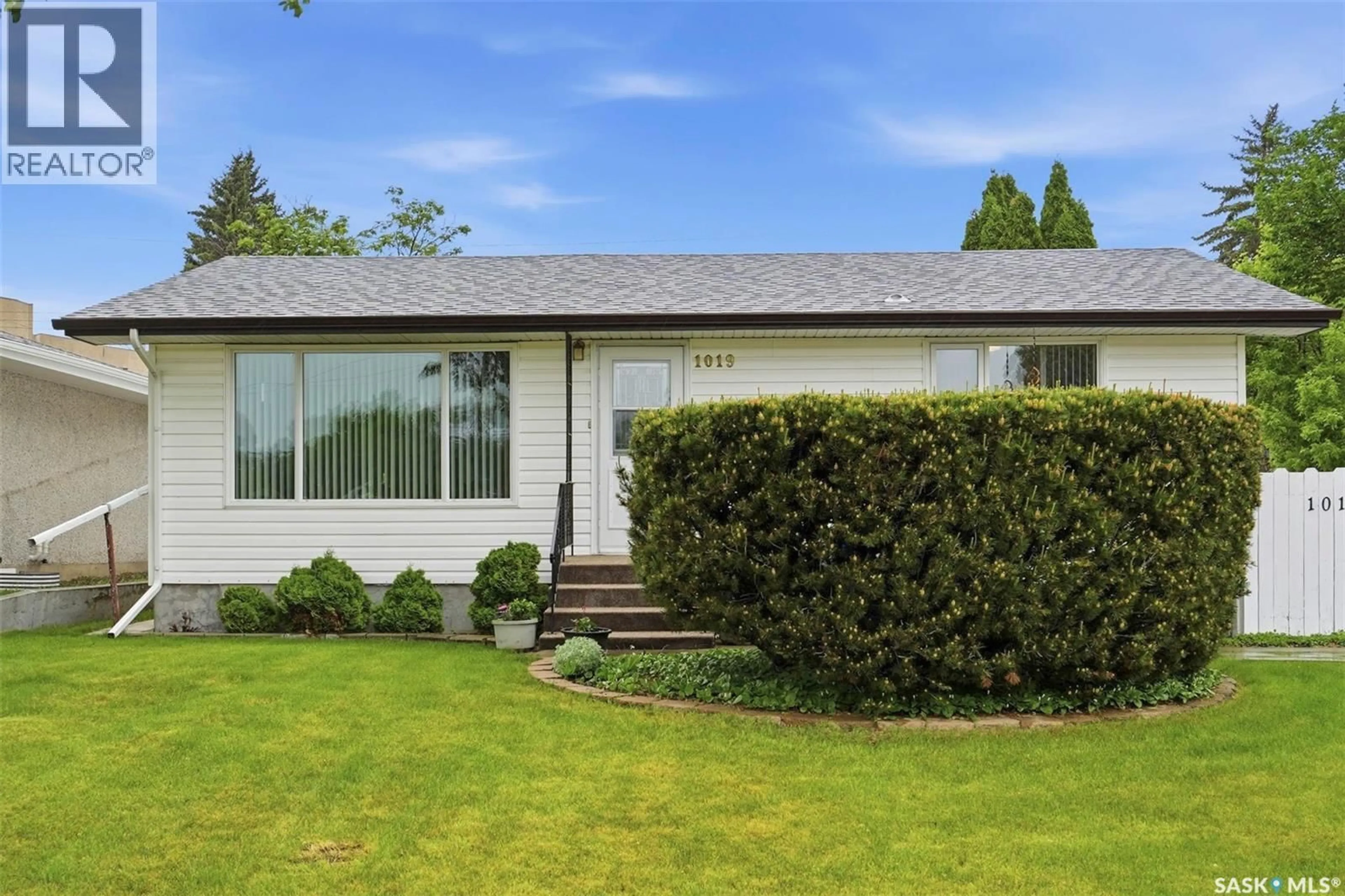 Home with vinyl exterior material, street for 1019 MCMILLAN AVENUE, Saskatoon Saskatchewan S7L2T9