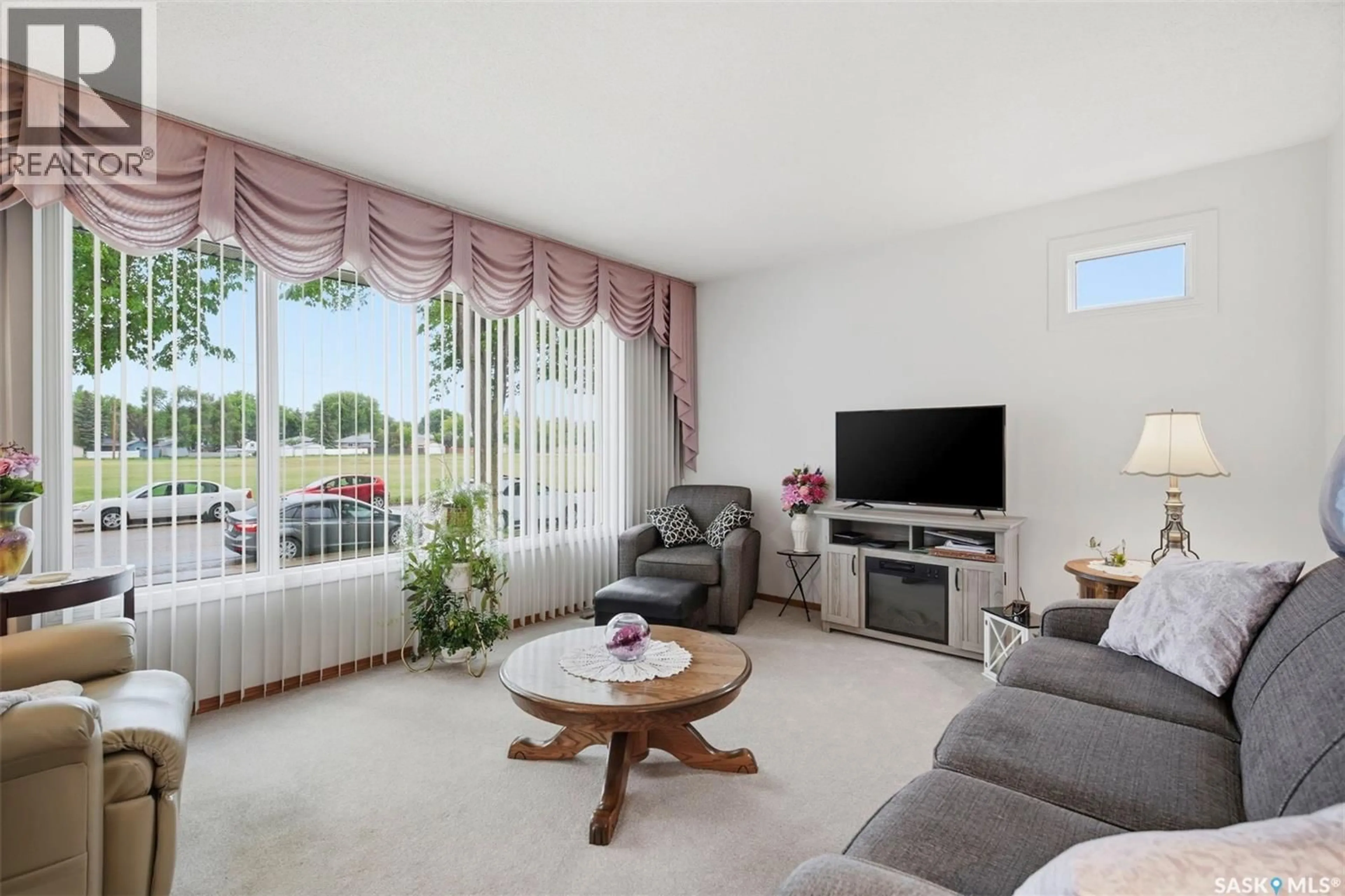 Living room with furniture, unknown for 1019 MCMILLAN AVENUE, Saskatoon Saskatchewan S7L2T9