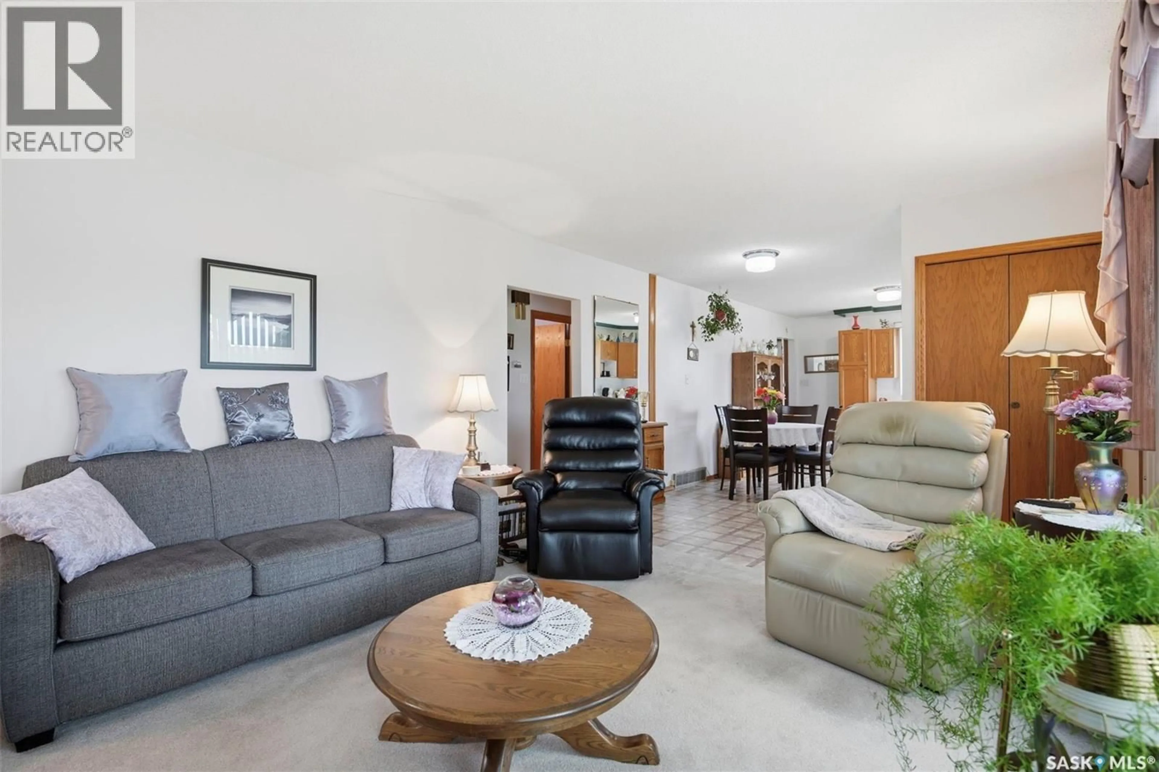 Living room with furniture, unknown for 1019 MCMILLAN AVENUE, Saskatoon Saskatchewan S7L2T9