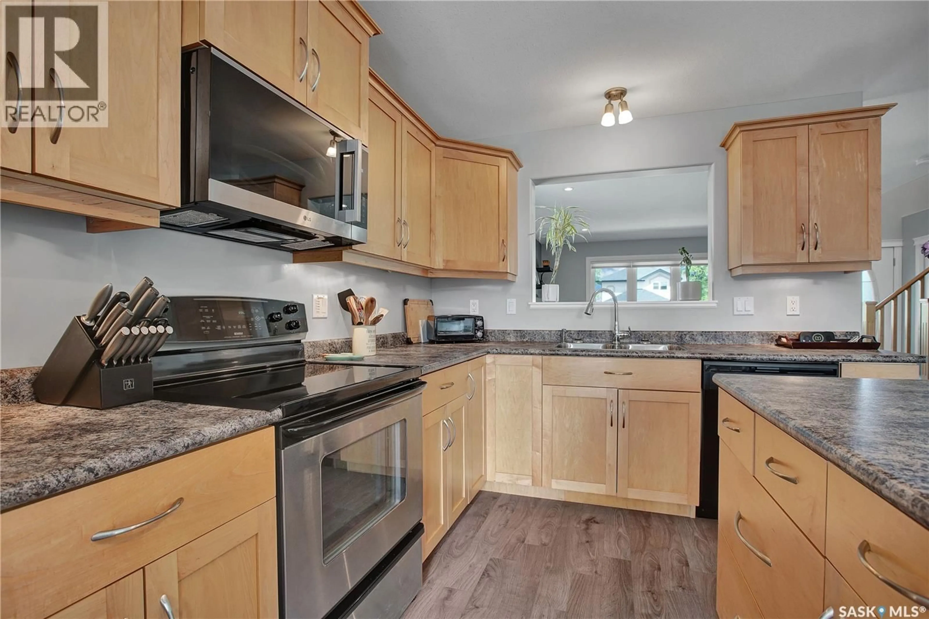 Standard kitchen, ceramic/tile floor for 222 WILLOWGROVE BOULEVARD, Saskatoon Saskatchewan S7W1A2
