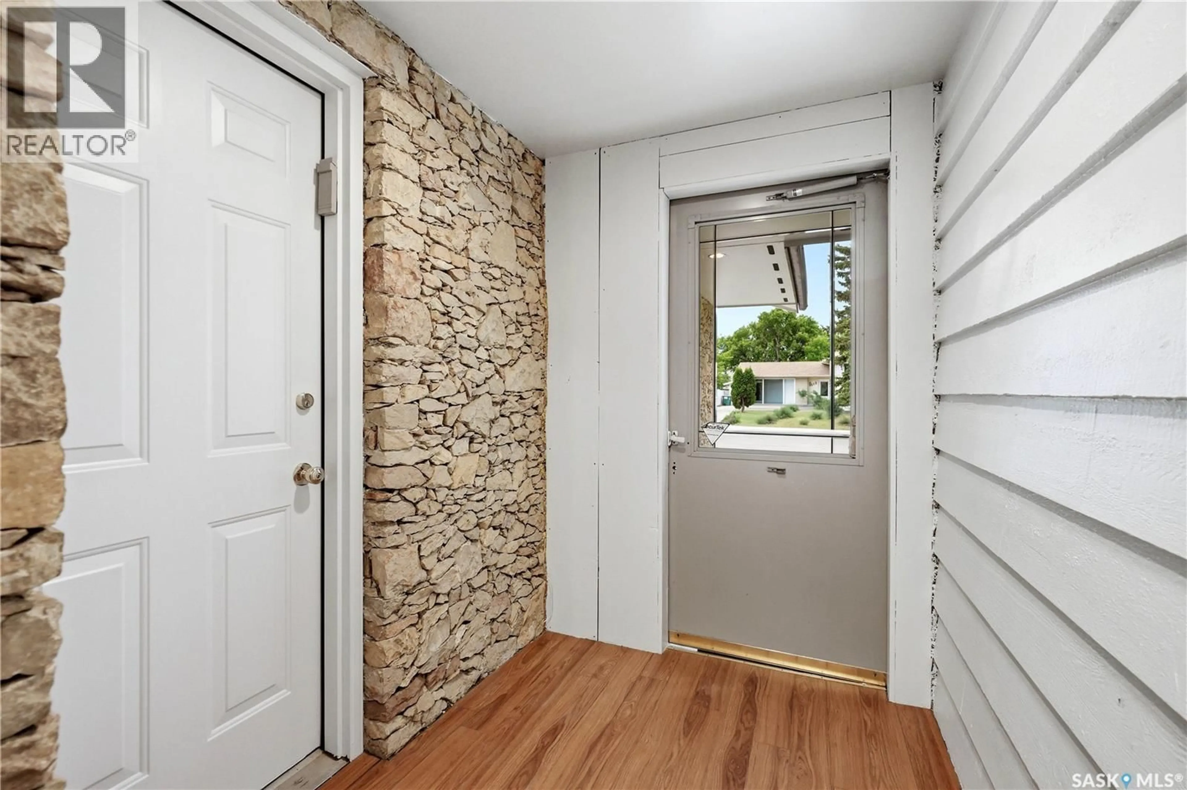 Indoor entryway for 314 ANDERSON CRESCENT, Saskatoon Saskatchewan S7H4A3