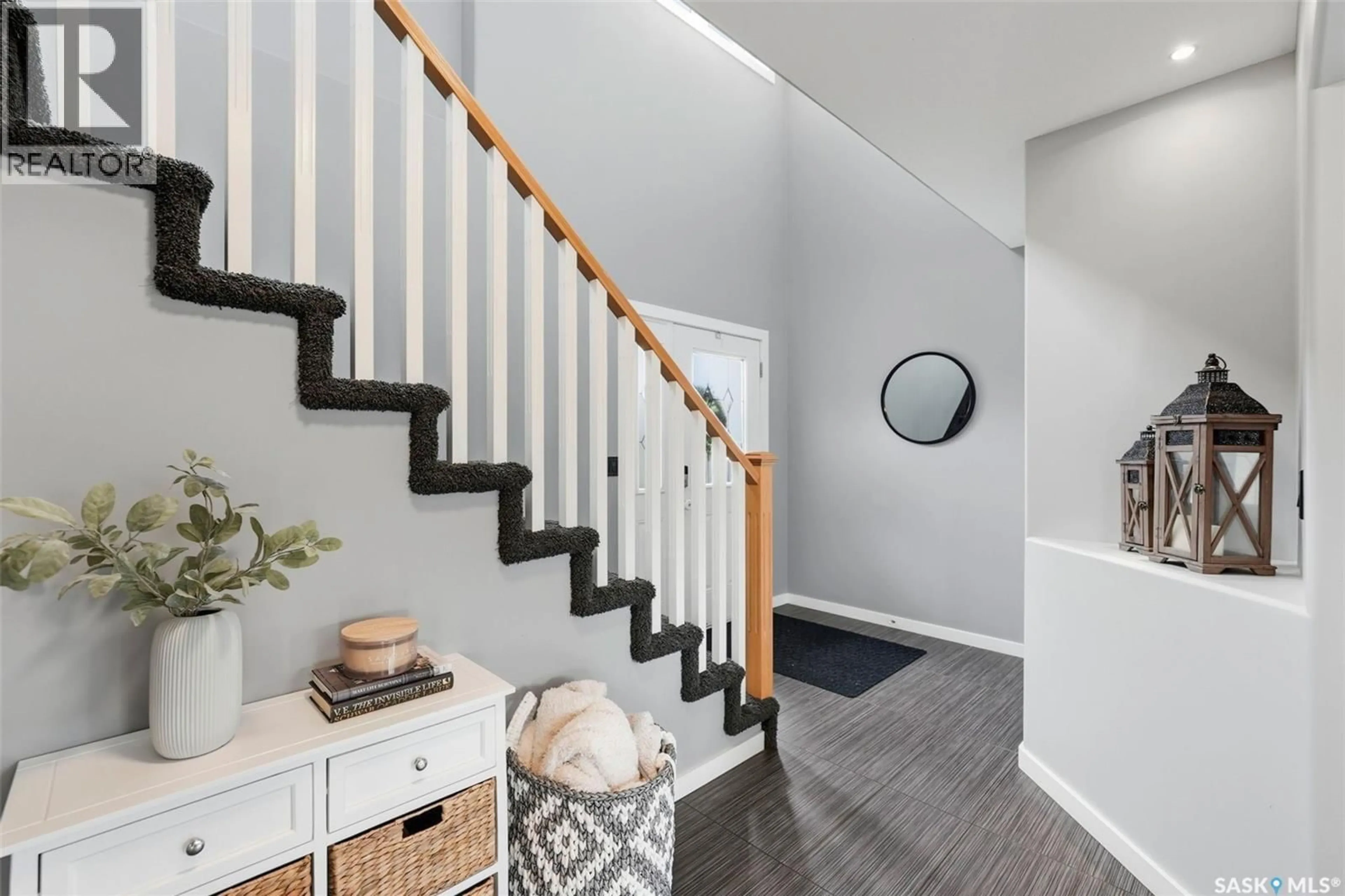 Stairs for 327 HETTLE COVE, Saskatoon Saskatchewan S7T0E8