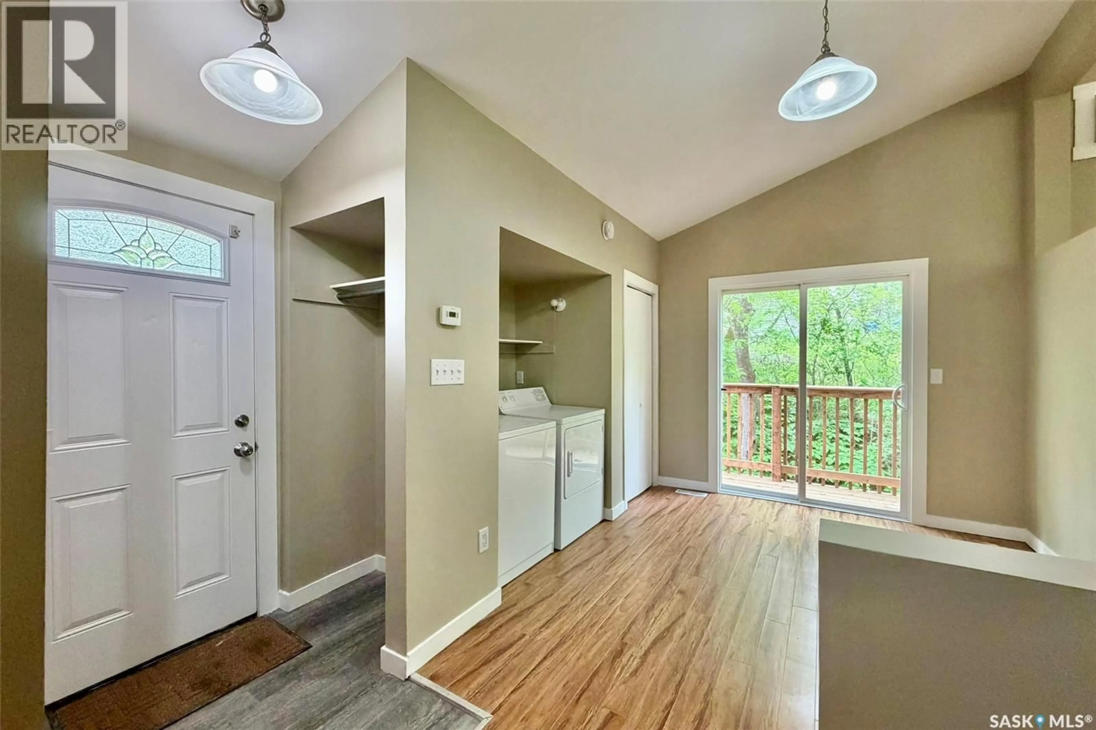 Indoor entryway for 458 7TH STREET, Regina Beach Saskatchewan S0G4C0