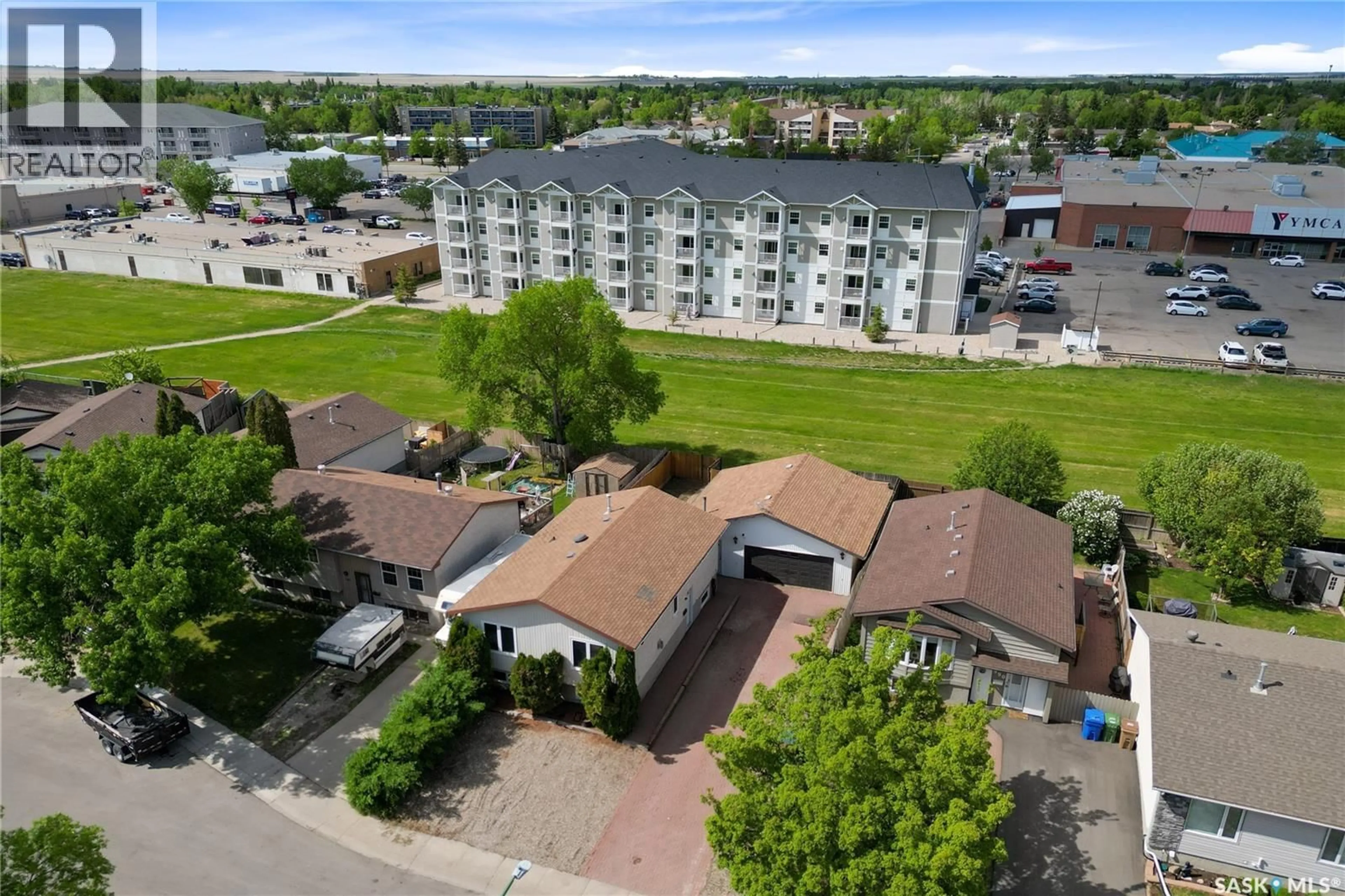A pic from outside/outdoor area/front of a property/back of a property/a pic from drone, unknown for 986 ROWELL CRESCENT, Regina Saskatchewan S4X2A6