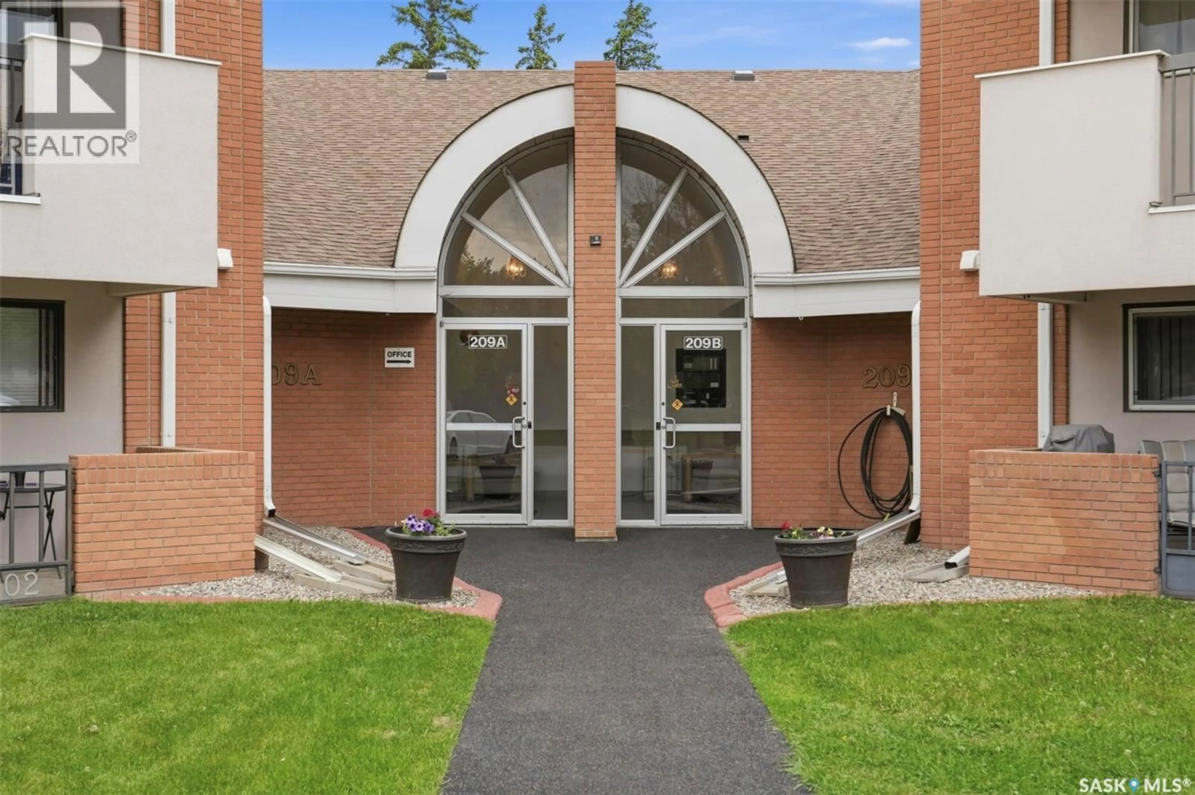 Indoor foyer for 209B - 114 CREE PLACE, Saskatoon Saskatchewan S7K7Y9