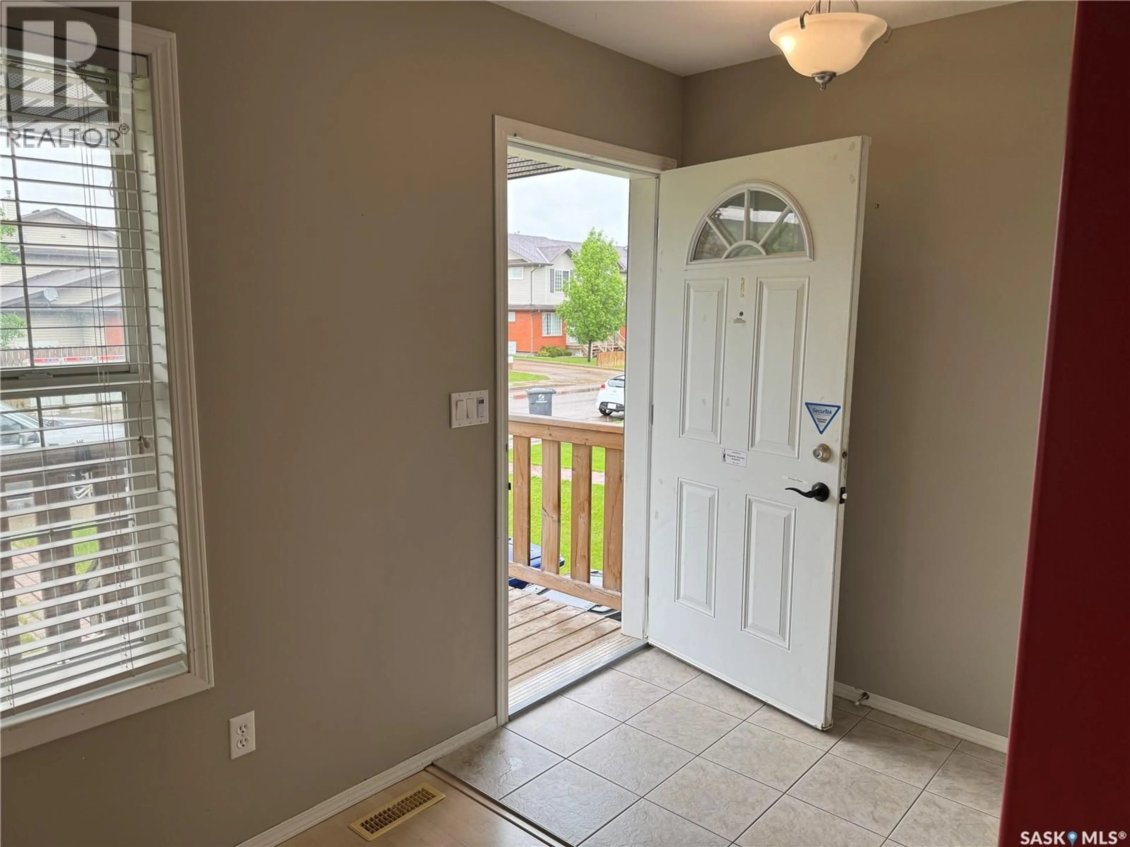 Indoor entryway for 122 KEEDWELL STREET, Saskatoon Saskatchewan S7W1B4