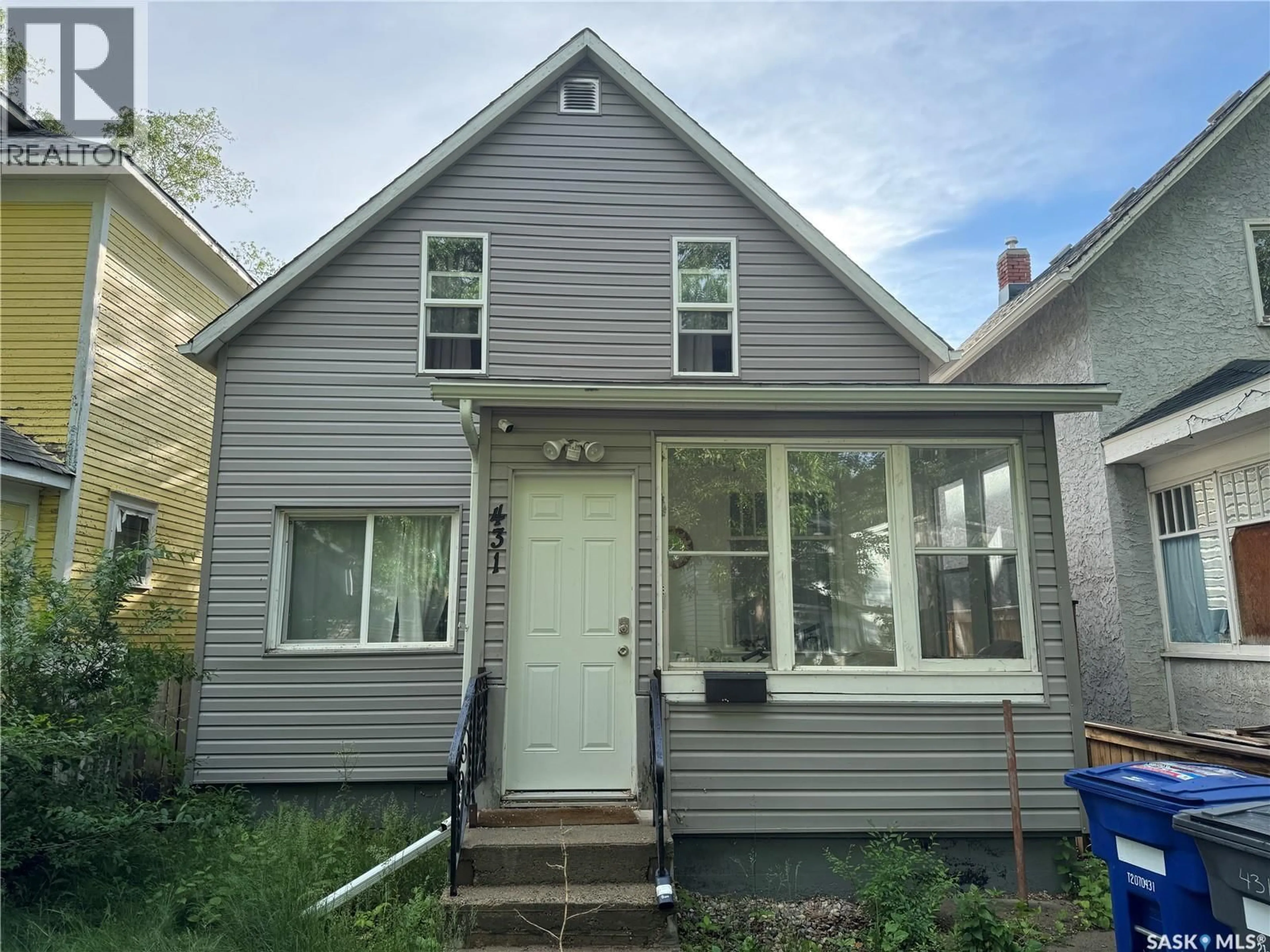 Home with vinyl exterior material, street for 431 G AVENUE, Saskatoon Saskatchewan S7M1V5
