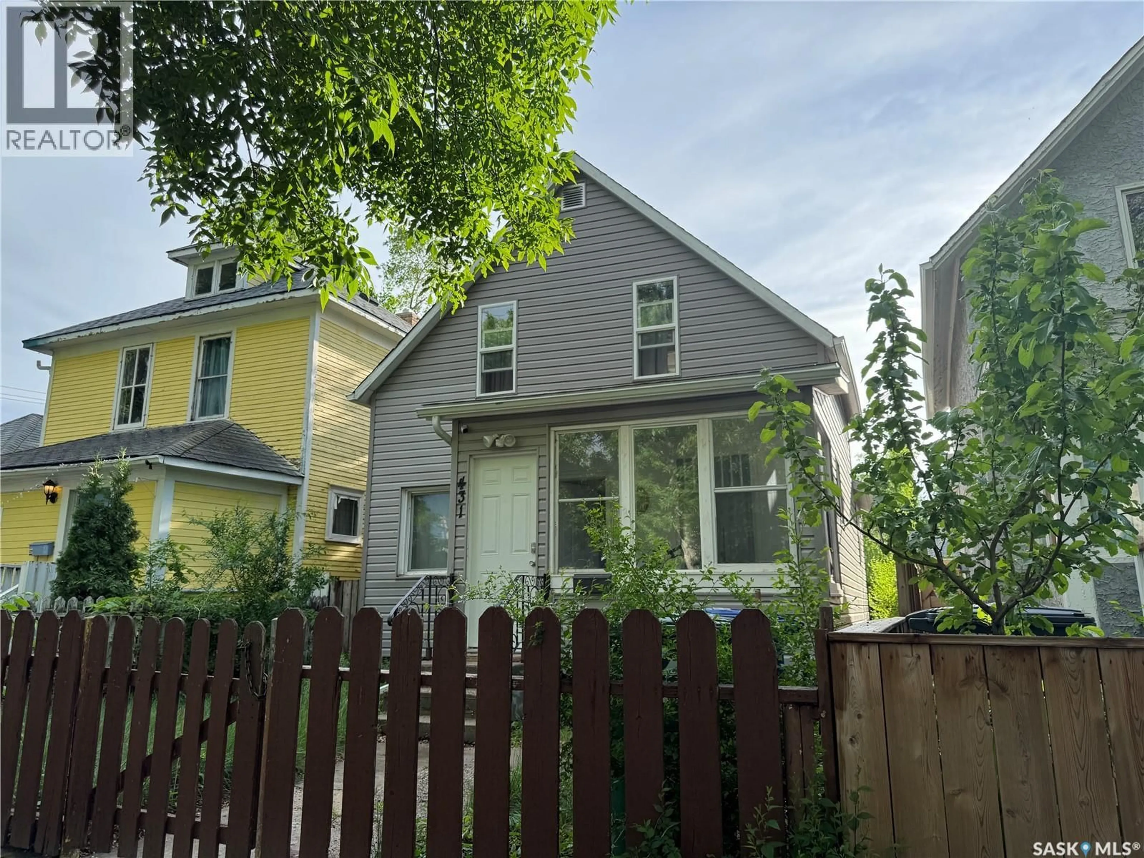 Home with vinyl exterior material, street for 431 G AVENUE, Saskatoon Saskatchewan S7M1V5