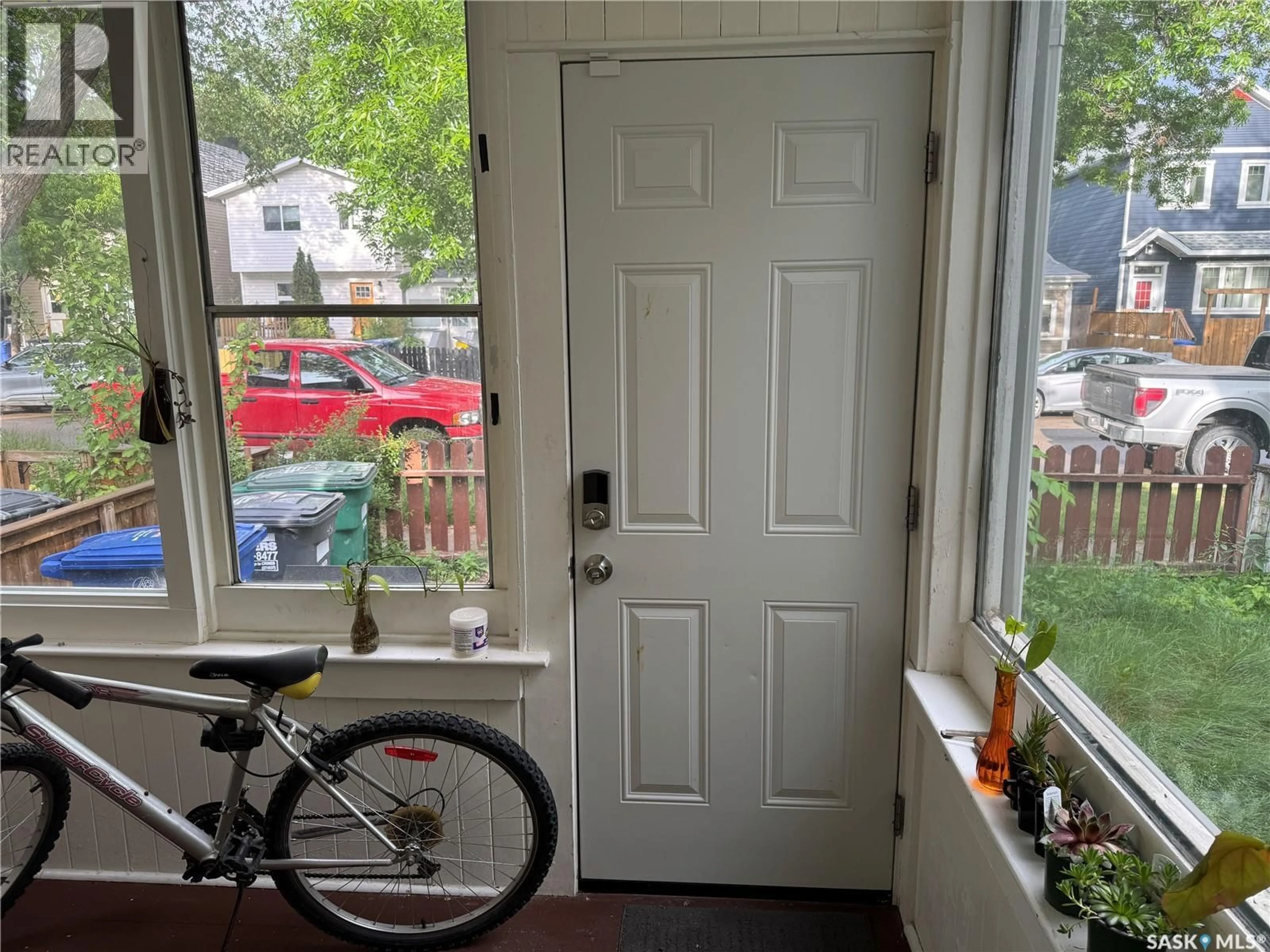 Indoor entryway for 431 G AVENUE, Saskatoon Saskatchewan S7M1V5