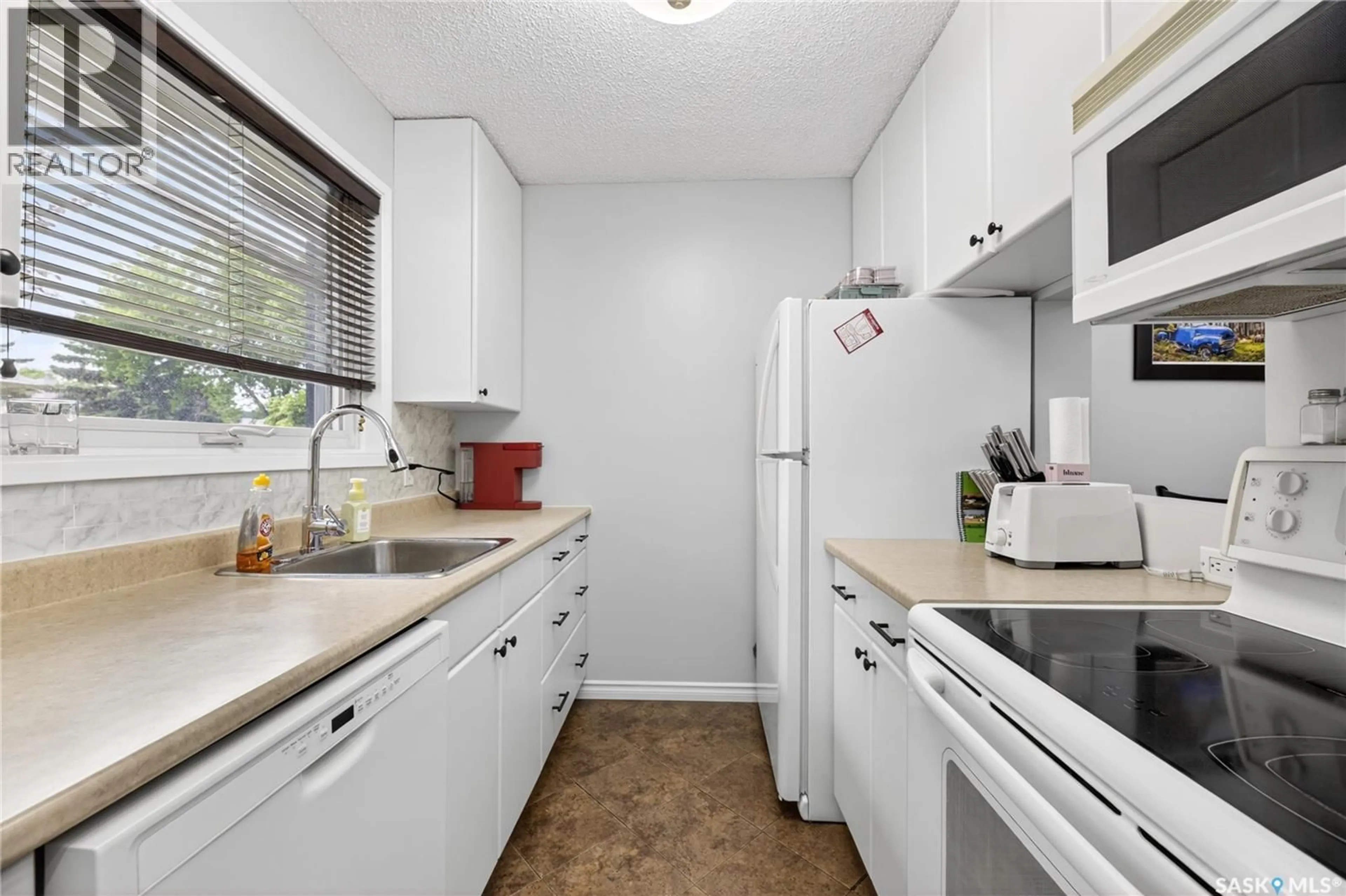 Standard kitchen, unknown for 140 - 740 MEILICKE ROAD, Saskatoon Saskatchewan S7K7Y5