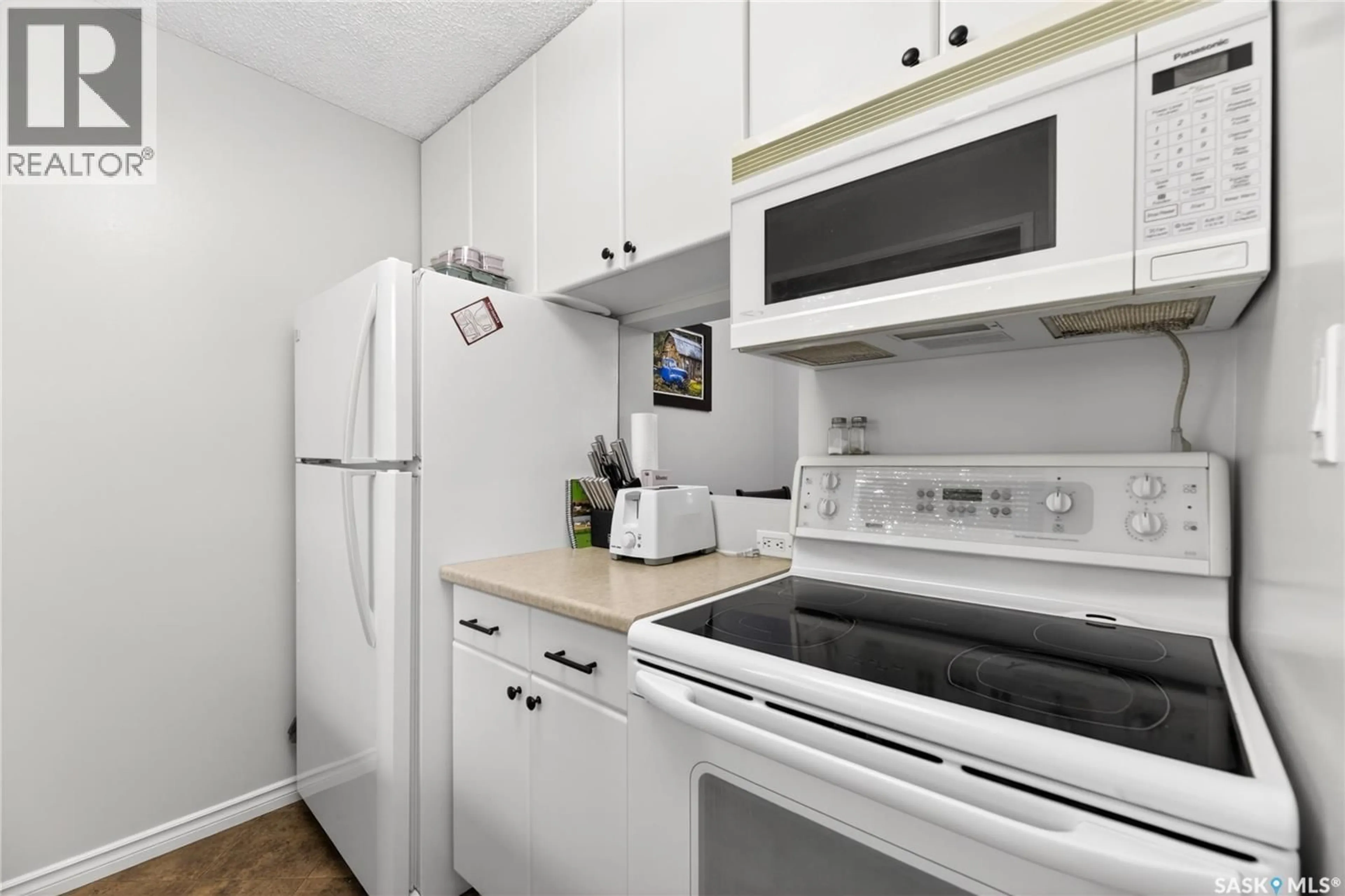 Standard kitchen, unknown for 140 - 740 MEILICKE ROAD, Saskatoon Saskatchewan S7K7Y5