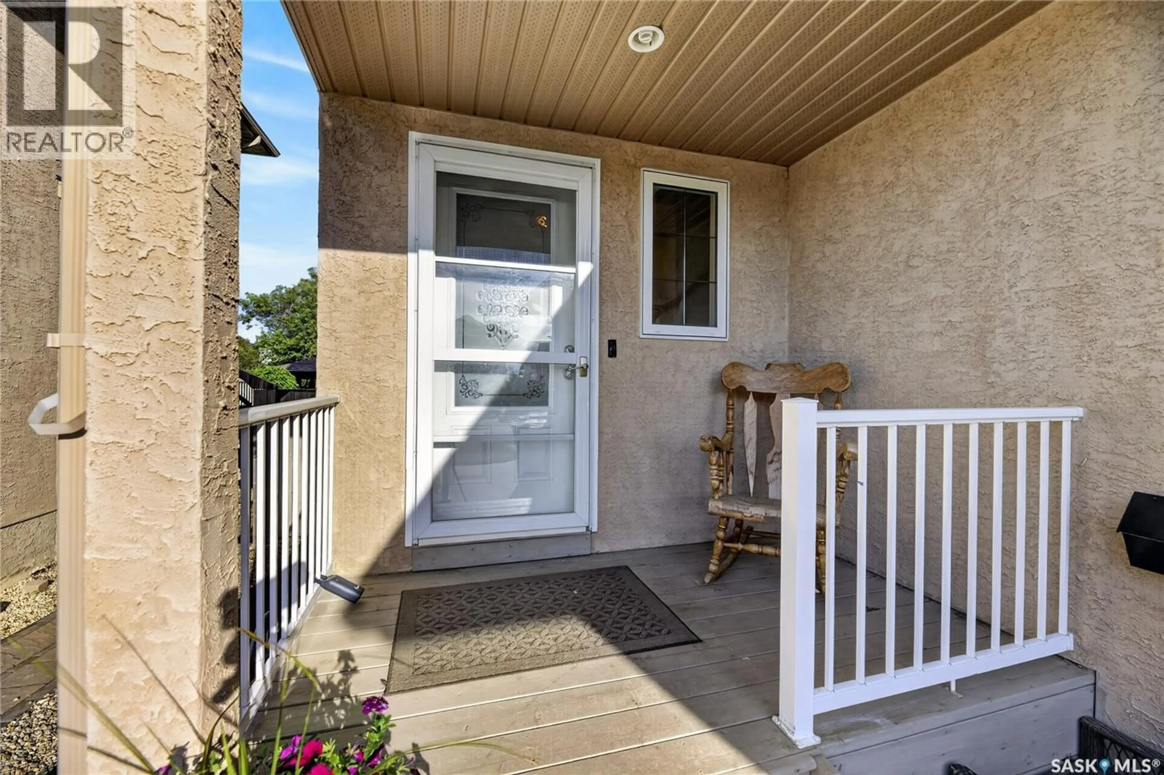 Indoor entryway for 526 BECKETT CRESCENT, Saskatoon Saskatchewan S7N4X3