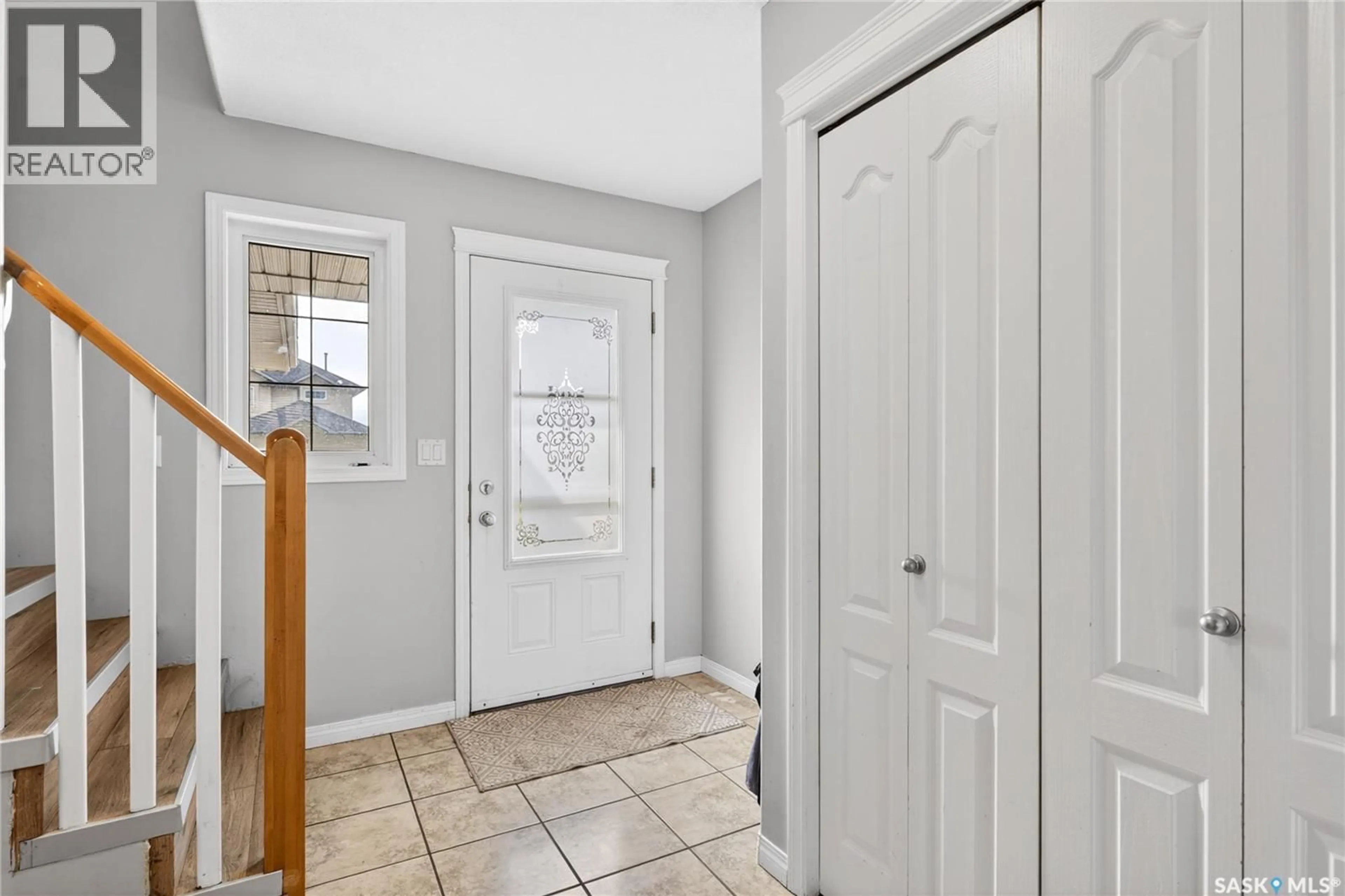 Indoor entryway for 526 BECKETT CRESCENT, Saskatoon Saskatchewan S7N4X3