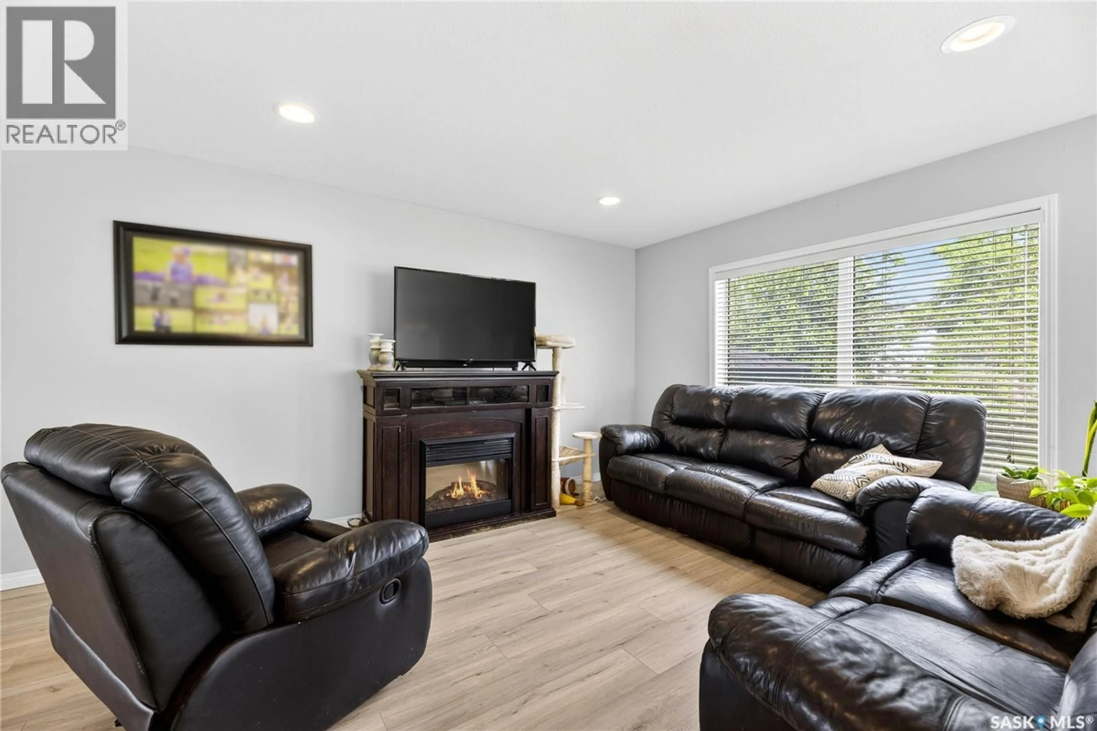 Living room with furniture, unknown for 526 BECKETT CRESCENT, Saskatoon Saskatchewan S7N4X3