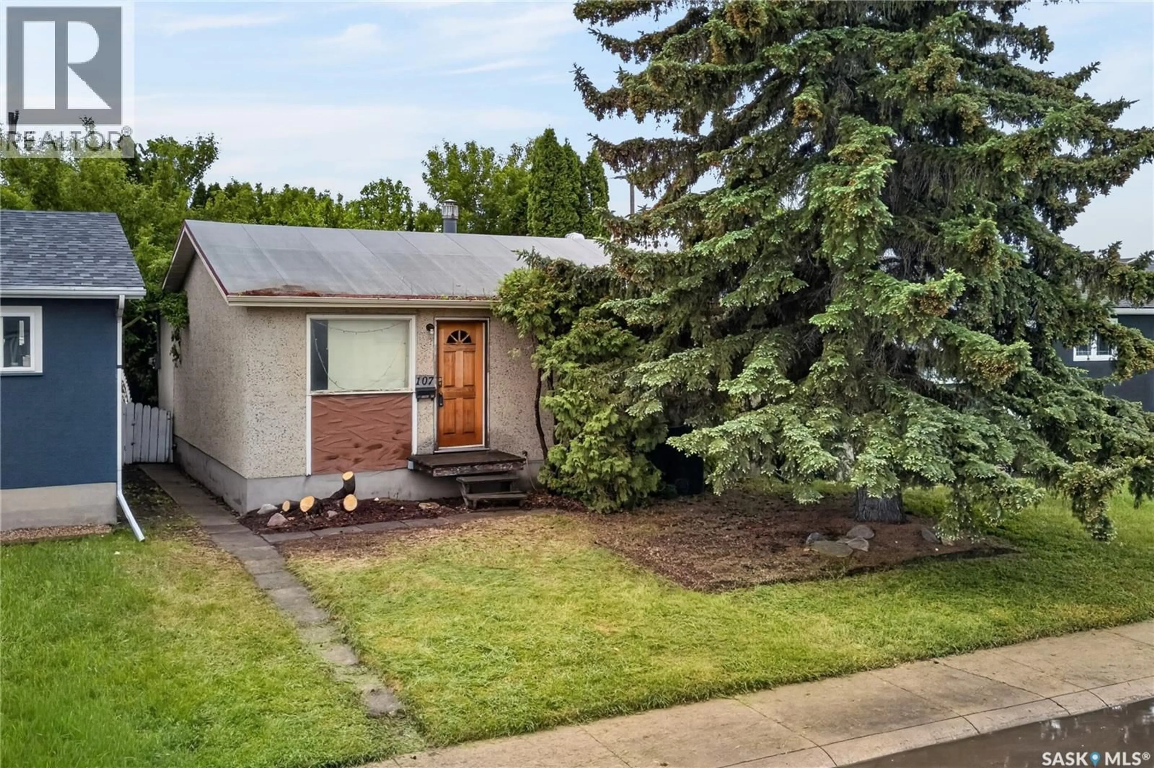 Home with vinyl exterior material, street for 107 GRANT STREET, Saskatoon Saskatchewan S7N2A2