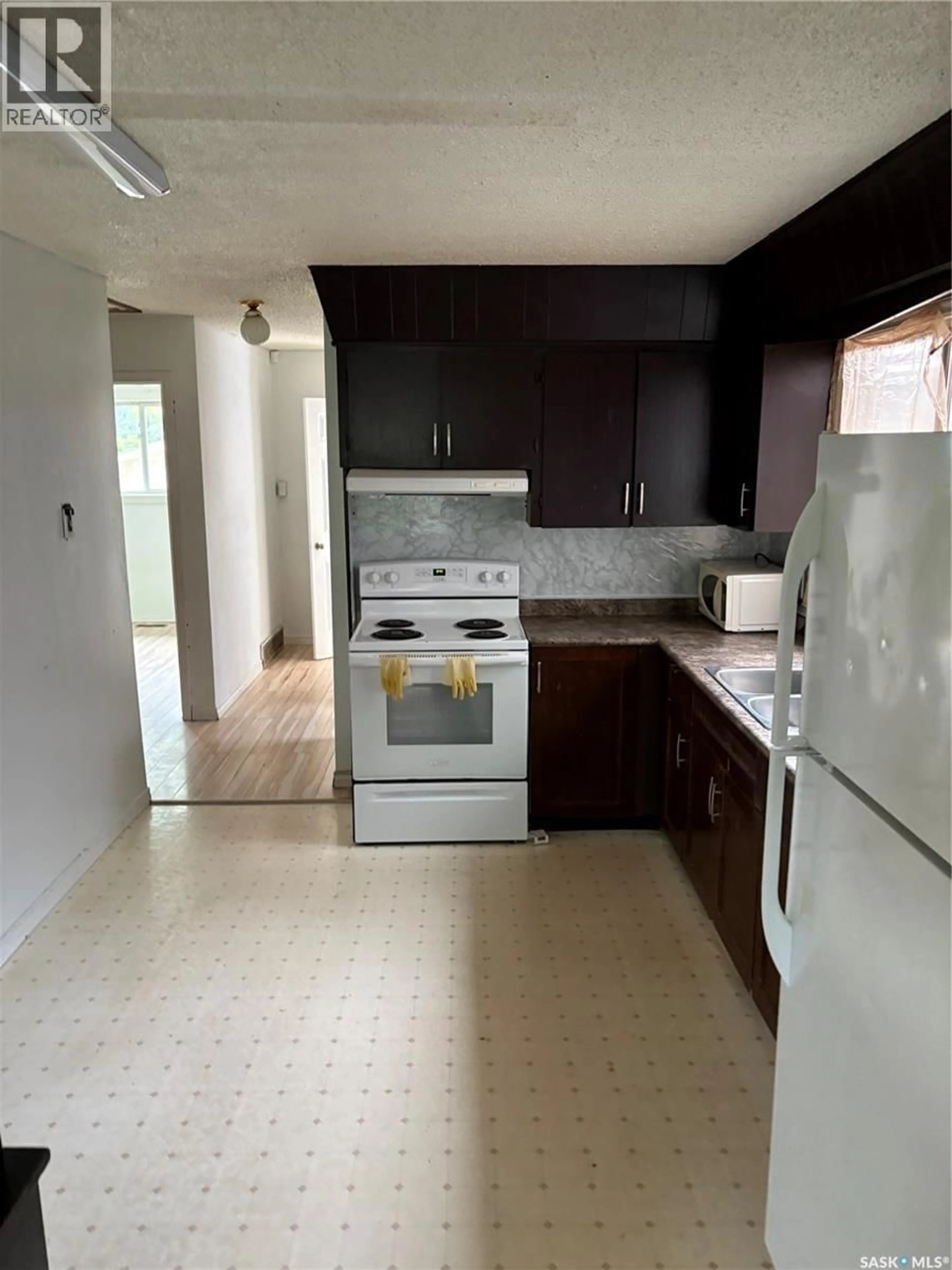 Standard kitchen, unknown for 1929 QUEBEC STREET, Regina Saskatchewan S4P1J8