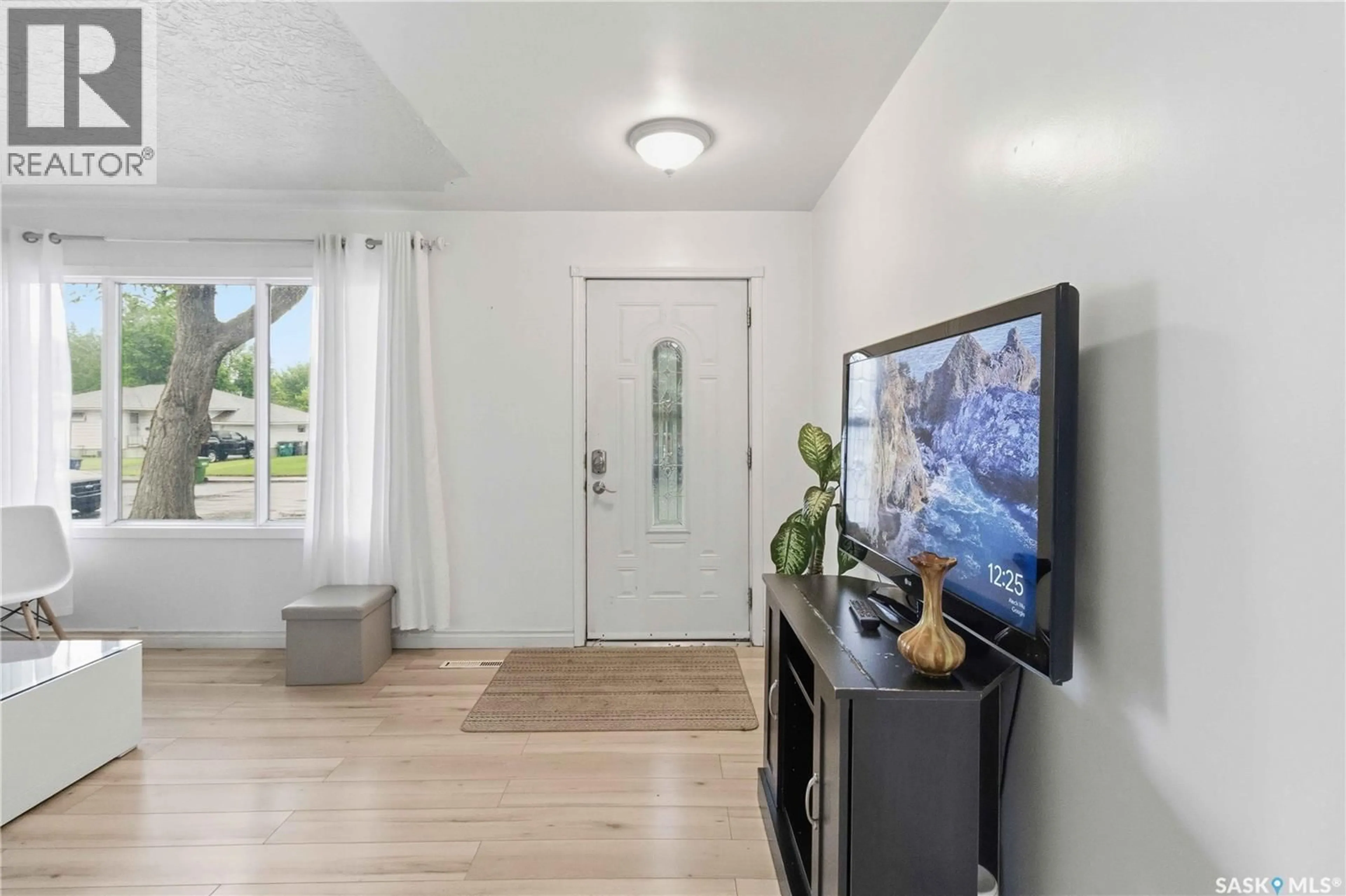 Indoor entryway for 322 U AVENUE, Saskatoon Saskatchewan S7L3C7