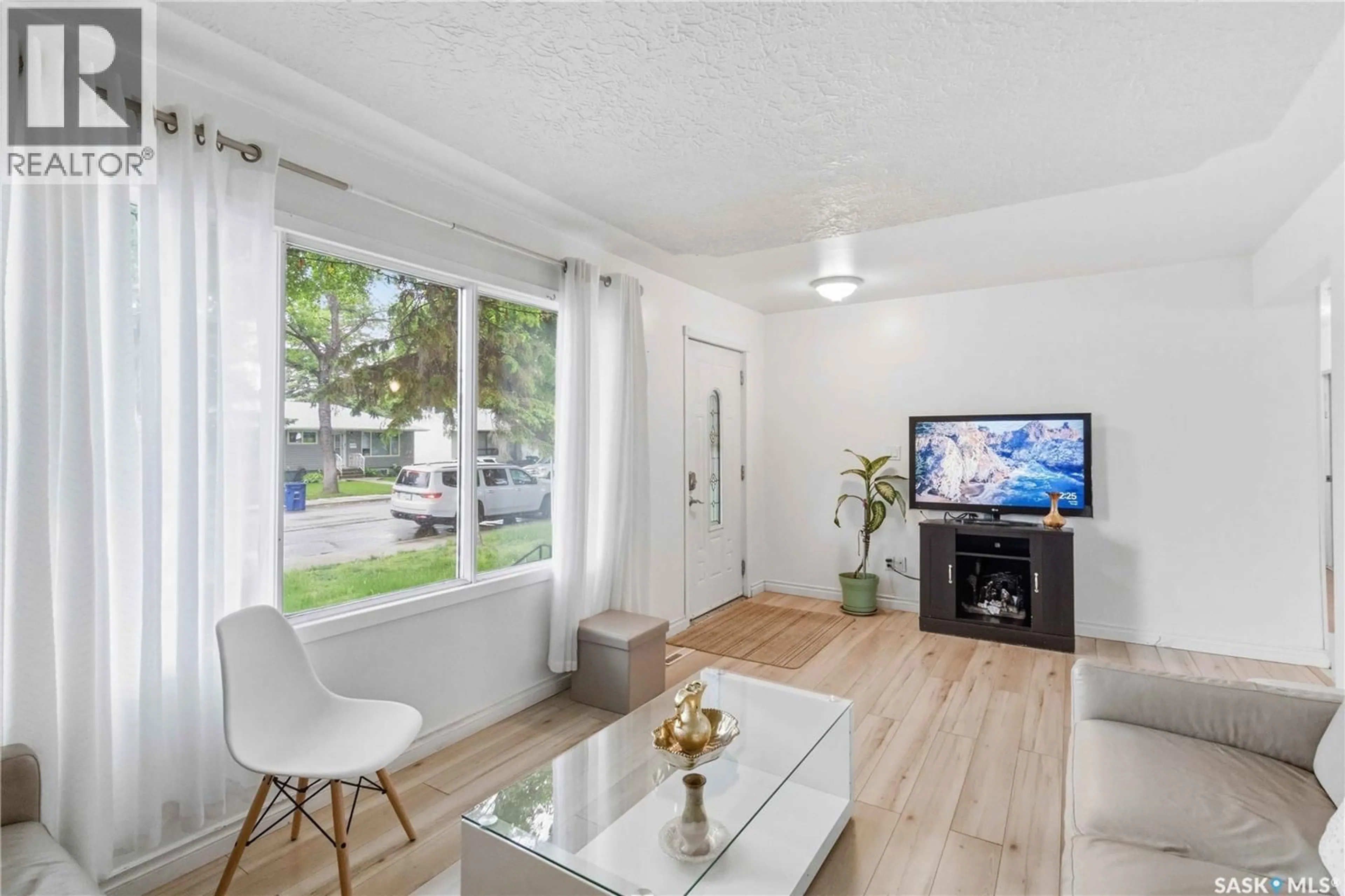 Living room with furniture, wood/laminate floor for 322 U AVENUE, Saskatoon Saskatchewan S7L3C7
