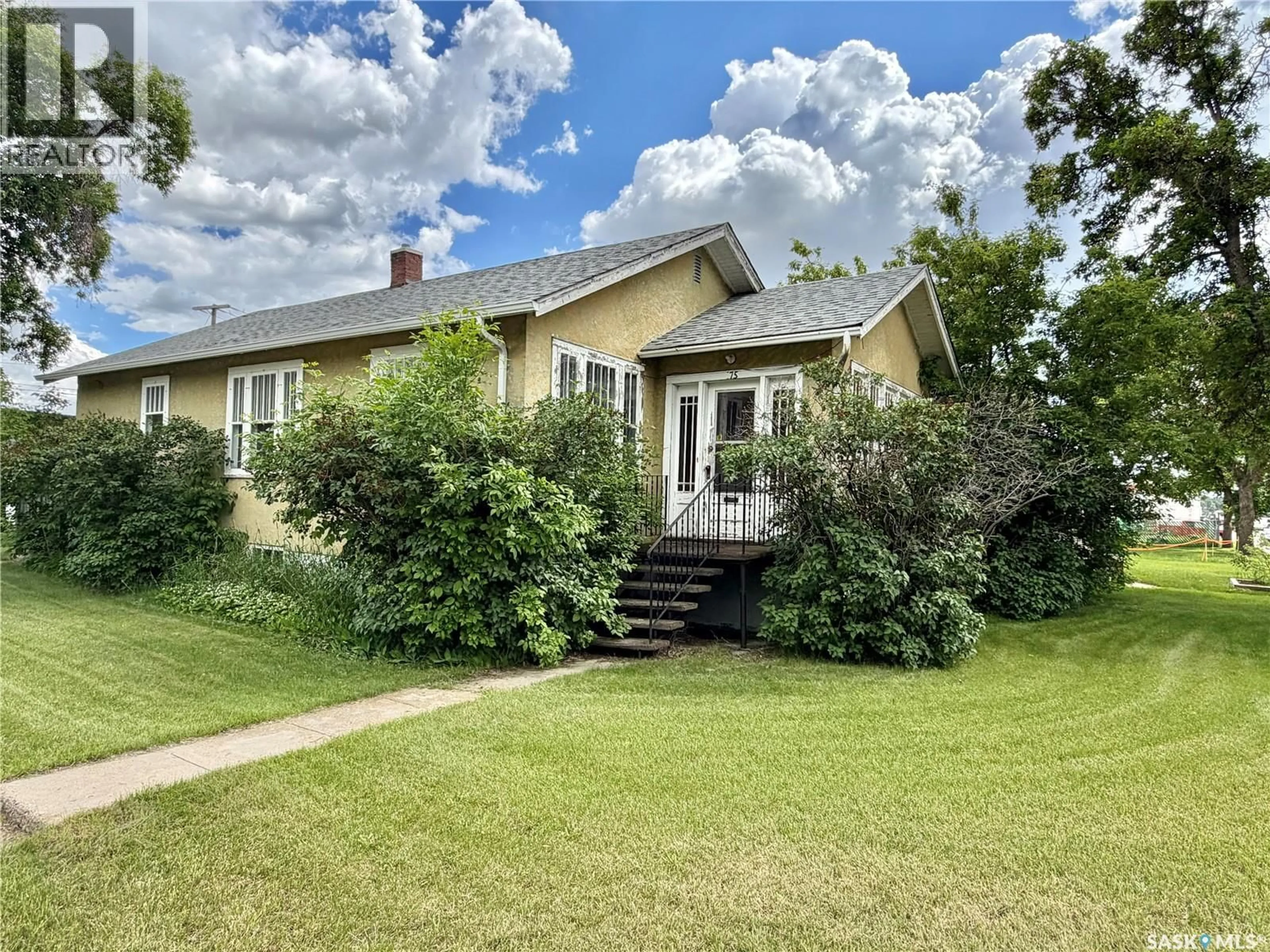 A pic from outside/outdoor area/front of a property/back of a property/a pic from drone, street for 175 5TH AVENUE, Swift Current Saskatchewan S9H0W3