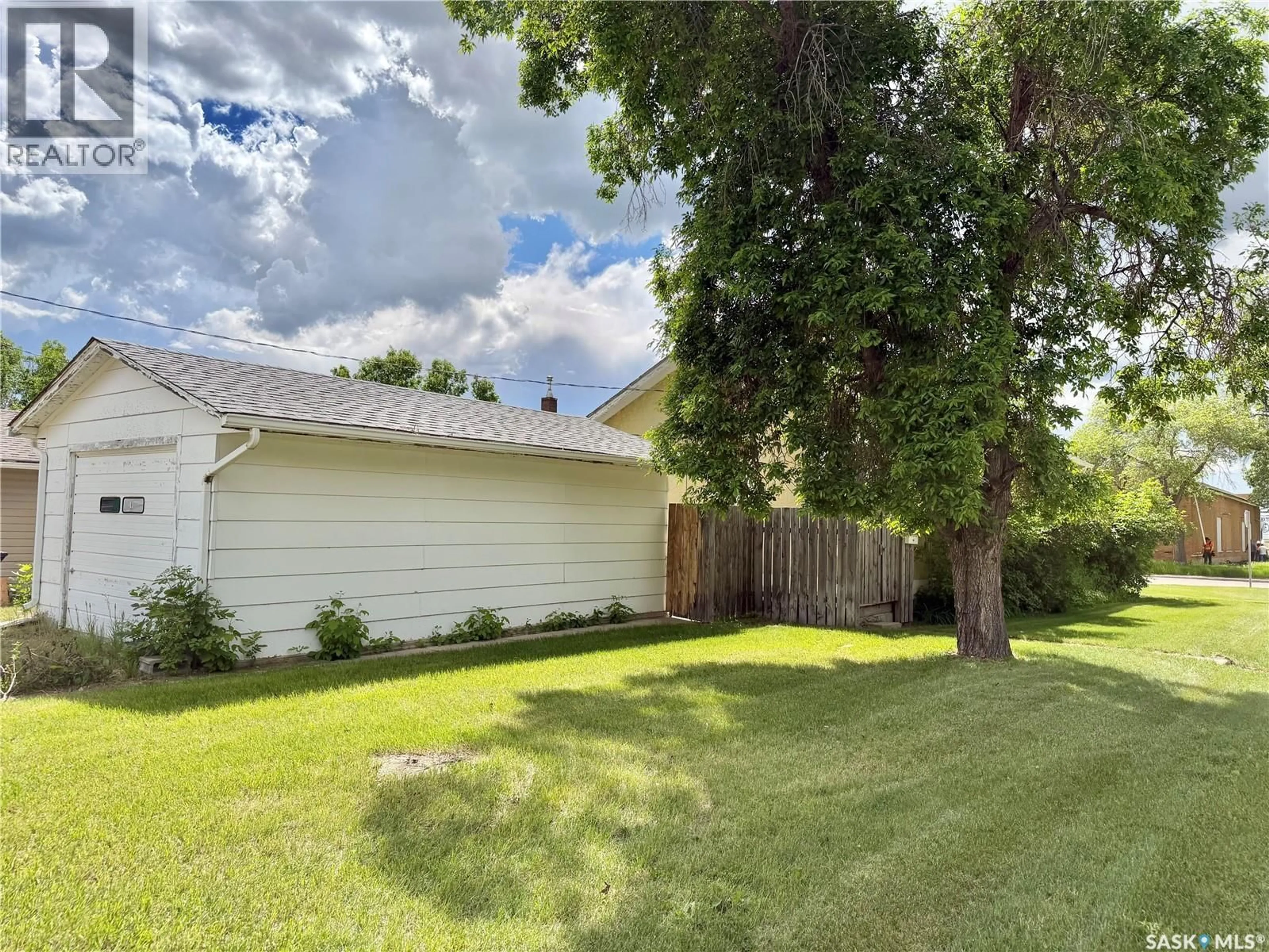 A pic from outside/outdoor area/front of a property/back of a property/a pic from drone, street for 175 5TH AVENUE, Swift Current Saskatchewan S9H0W3