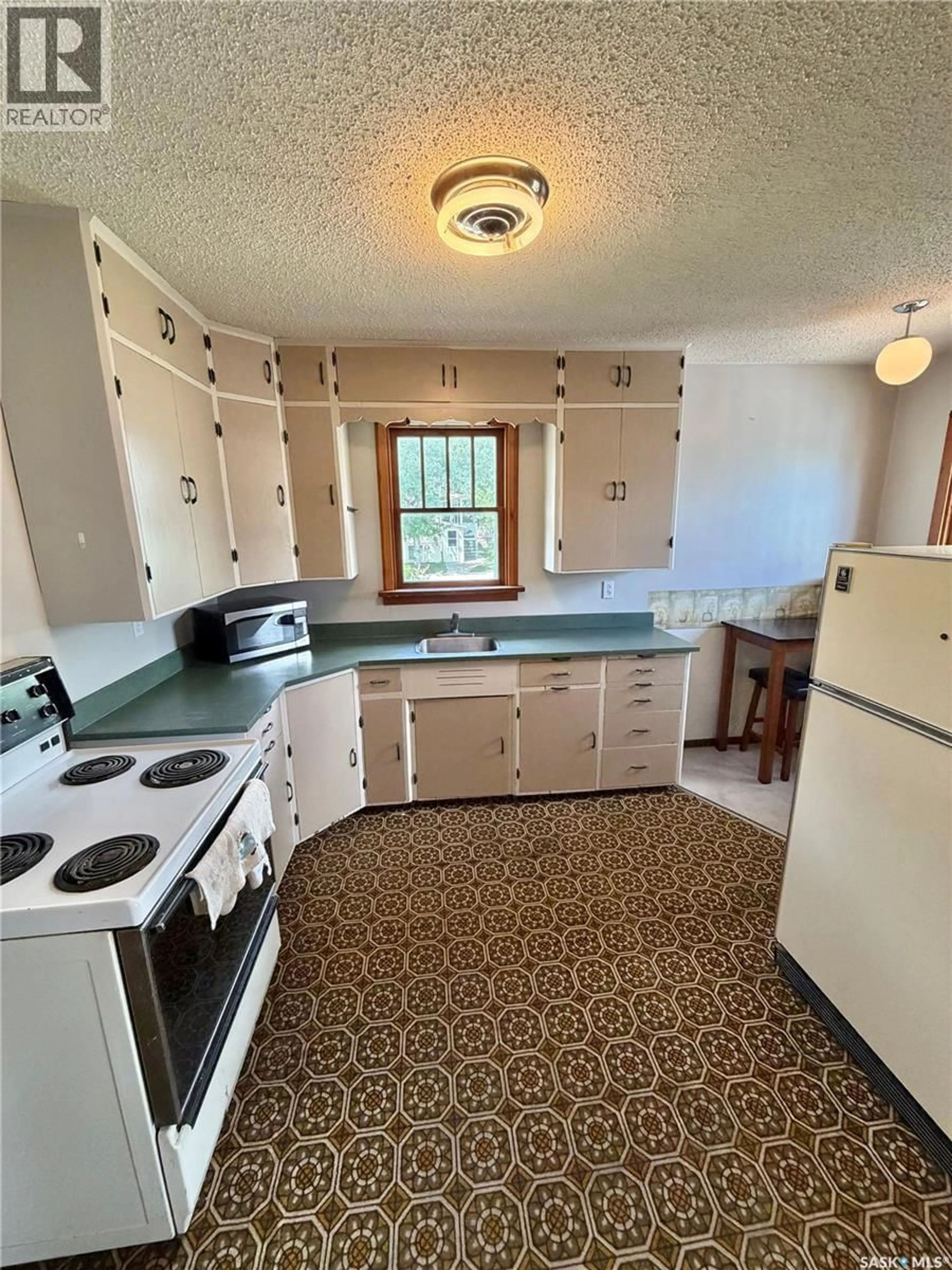Standard kitchen, unknown for 175 5TH AVENUE, Swift Current Saskatchewan S9H0W3