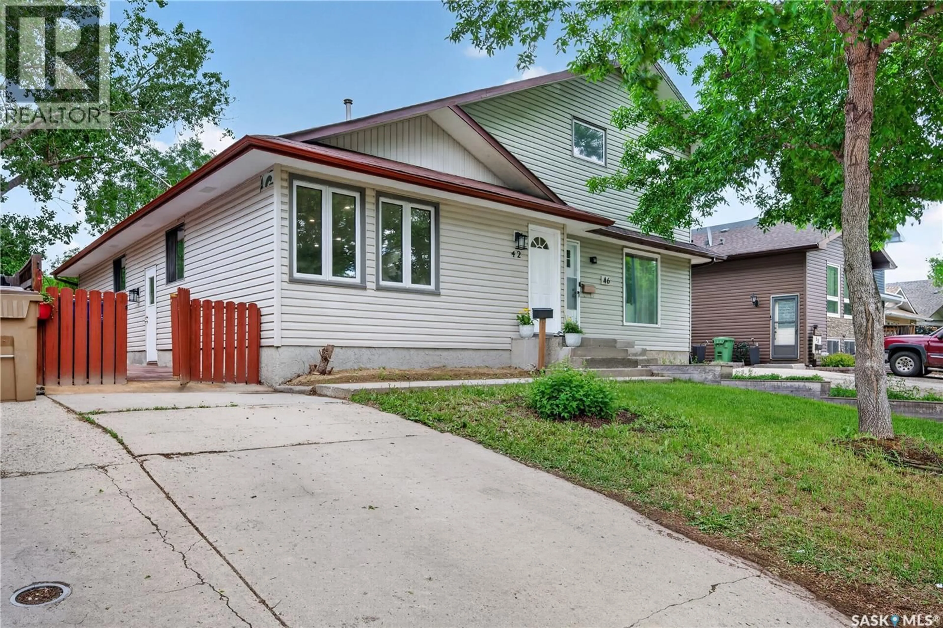 Home with vinyl exterior material, street for 42 HUNT CRESCENT, Regina Saskatchewan S4N5K8