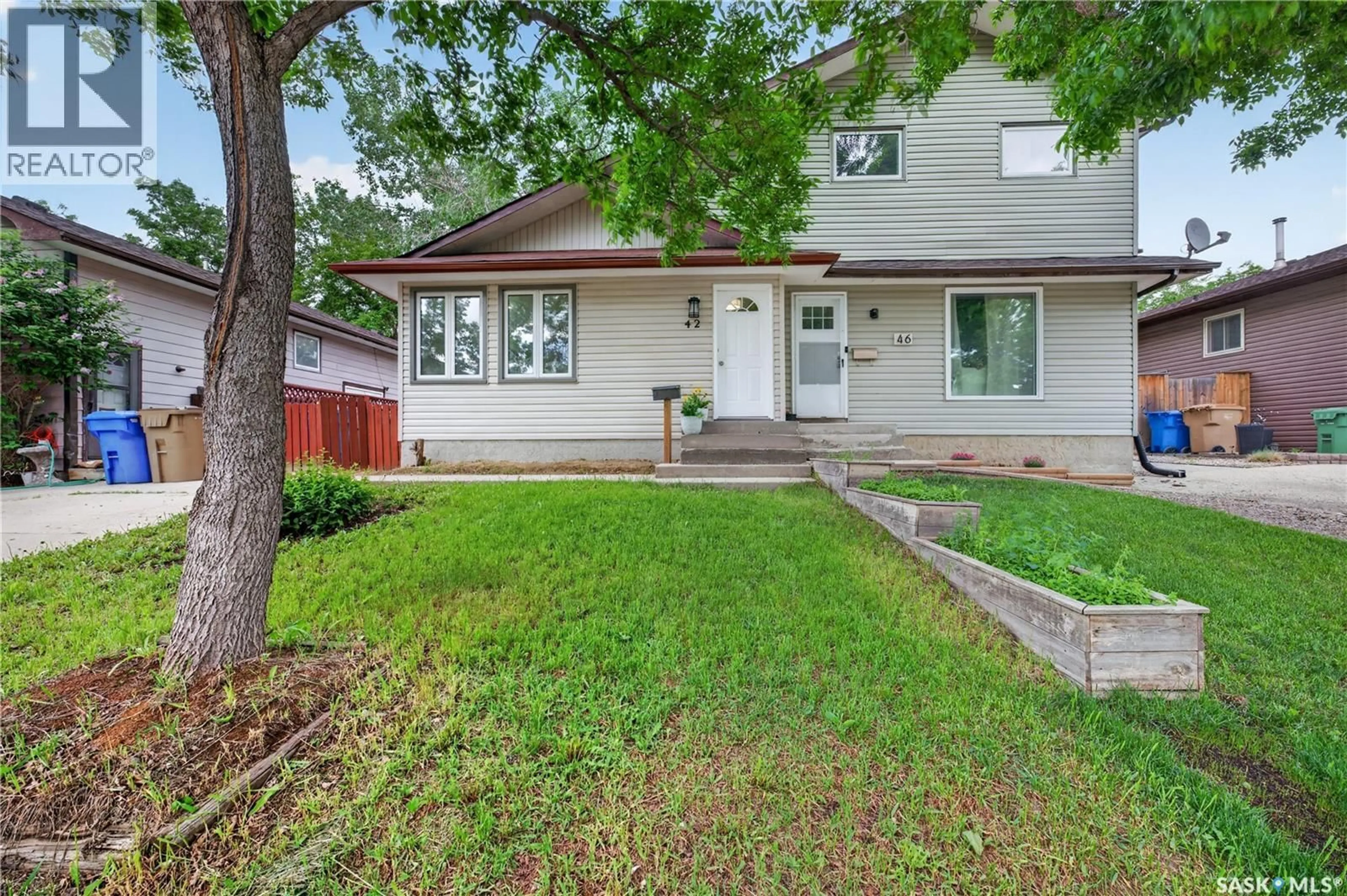Home with vinyl exterior material, street for 42 HUNT CRESCENT, Regina Saskatchewan S4N5K8