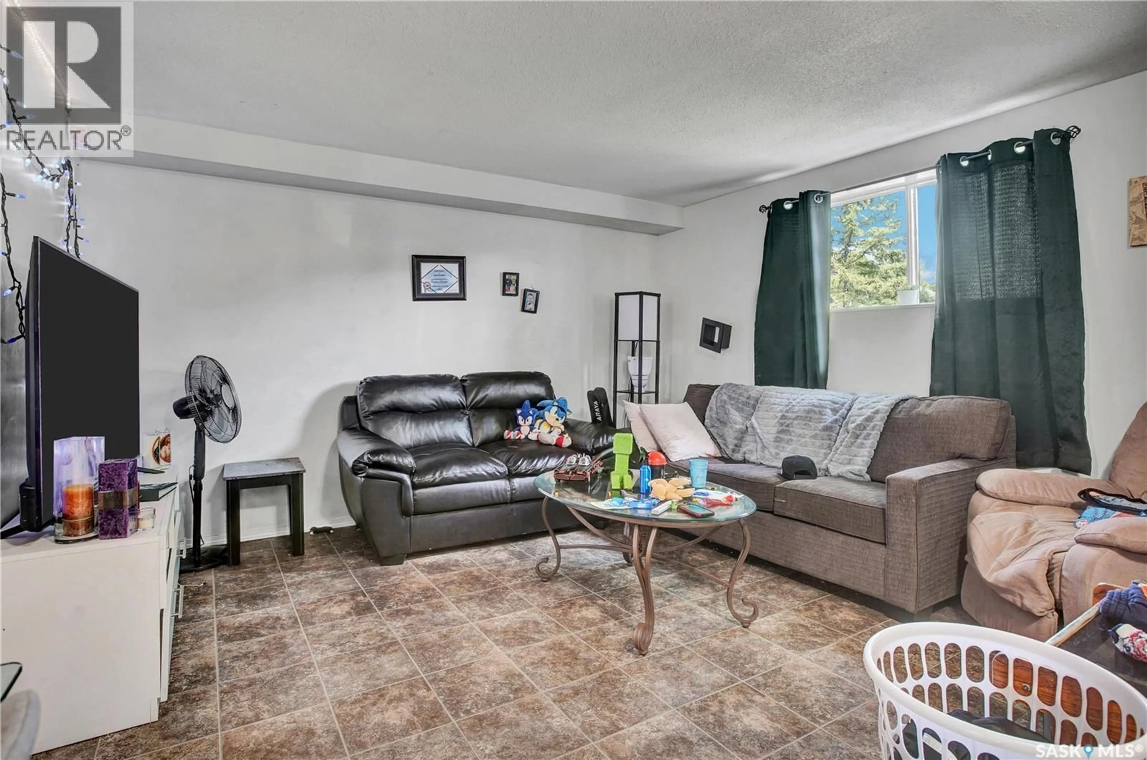 Living room with furniture, unknown for 327 S AVENUE S, Saskatoon Saskatchewan S7M3A1