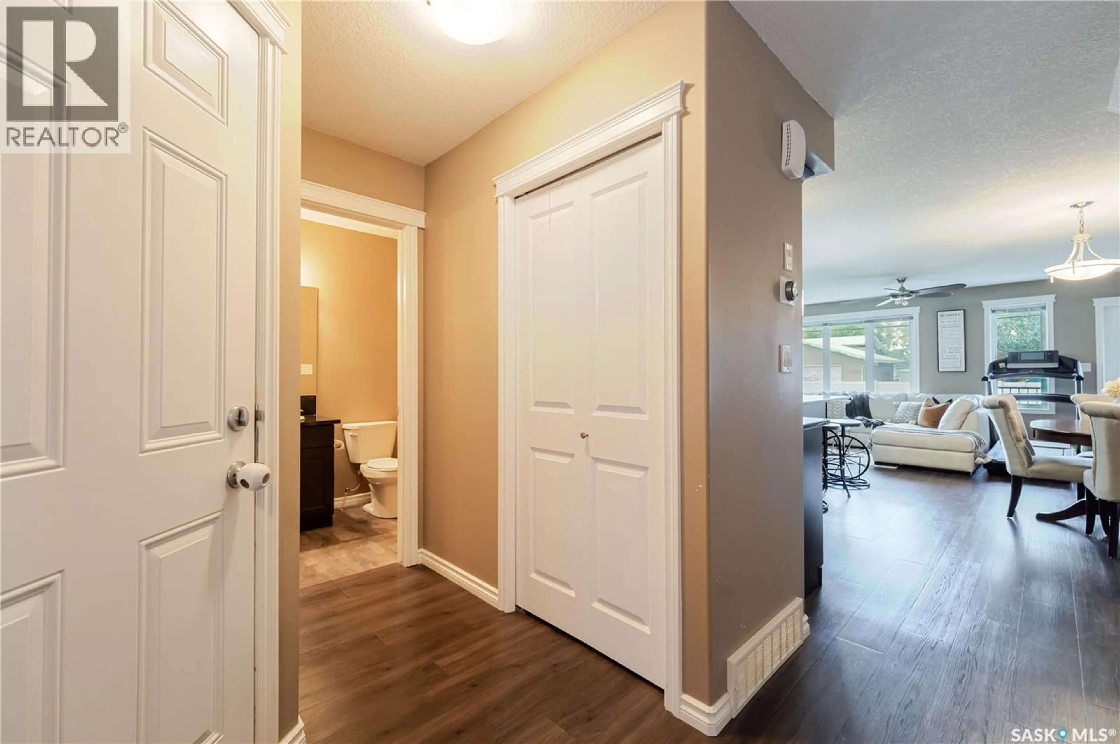 Indoor entryway for 940 - 406 BRADLEY STREET, Moose Jaw Saskatchewan S6H3M4