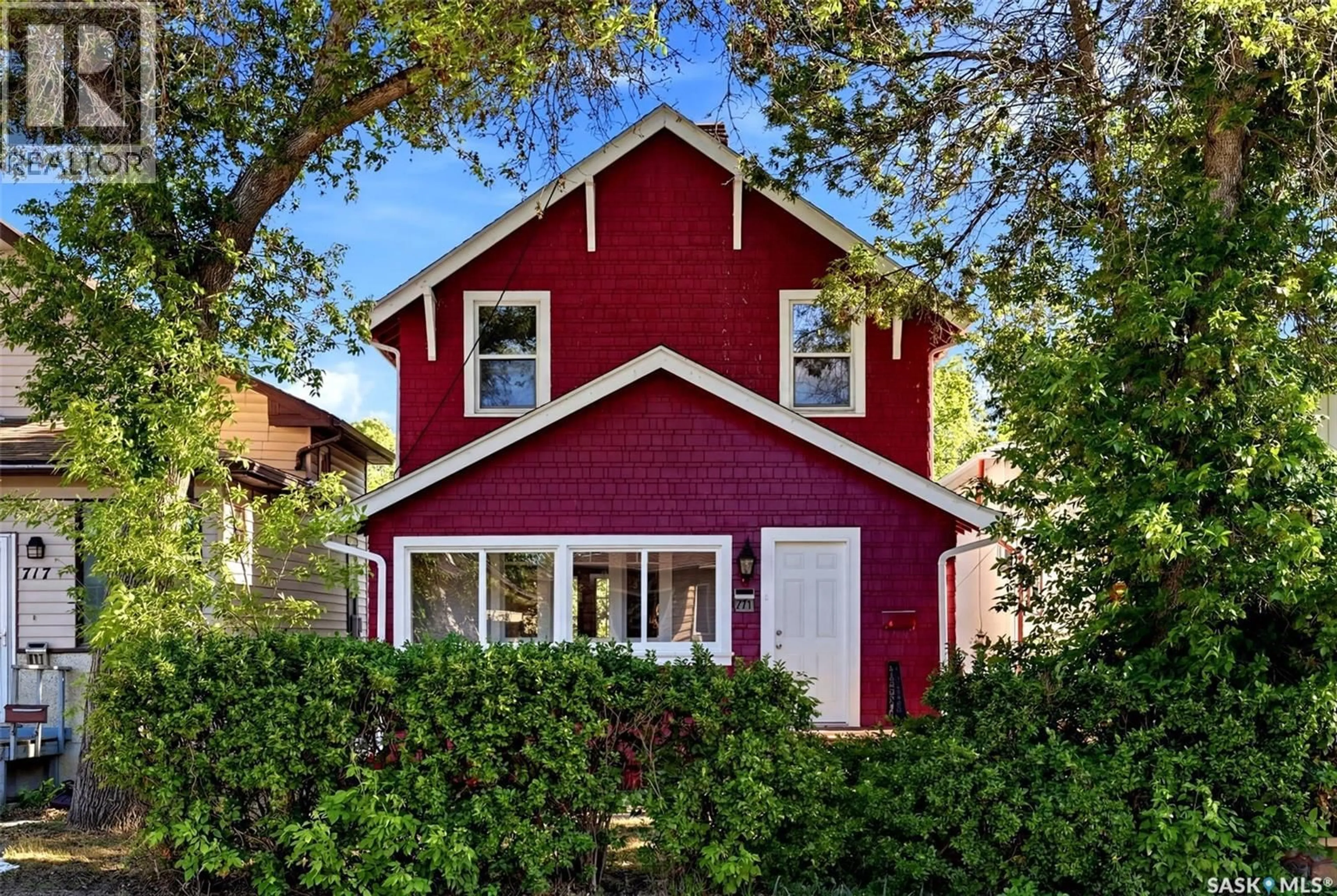 Home with vinyl exterior material, street for 721 COLLEGE AVENUE, Regina Saskatchewan S4N0X8