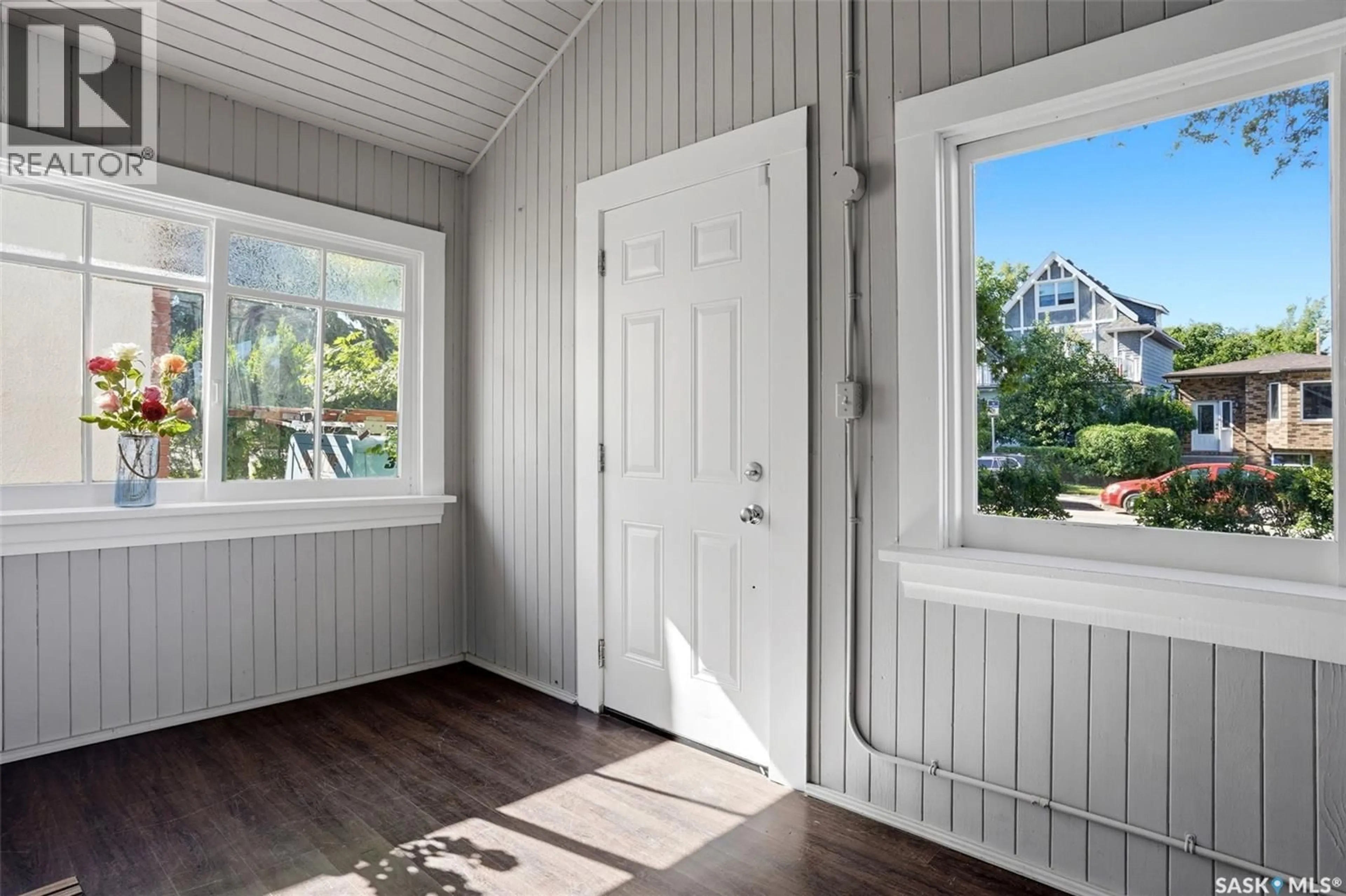 Indoor entryway for 721 COLLEGE AVENUE, Regina Saskatchewan S4N0X8