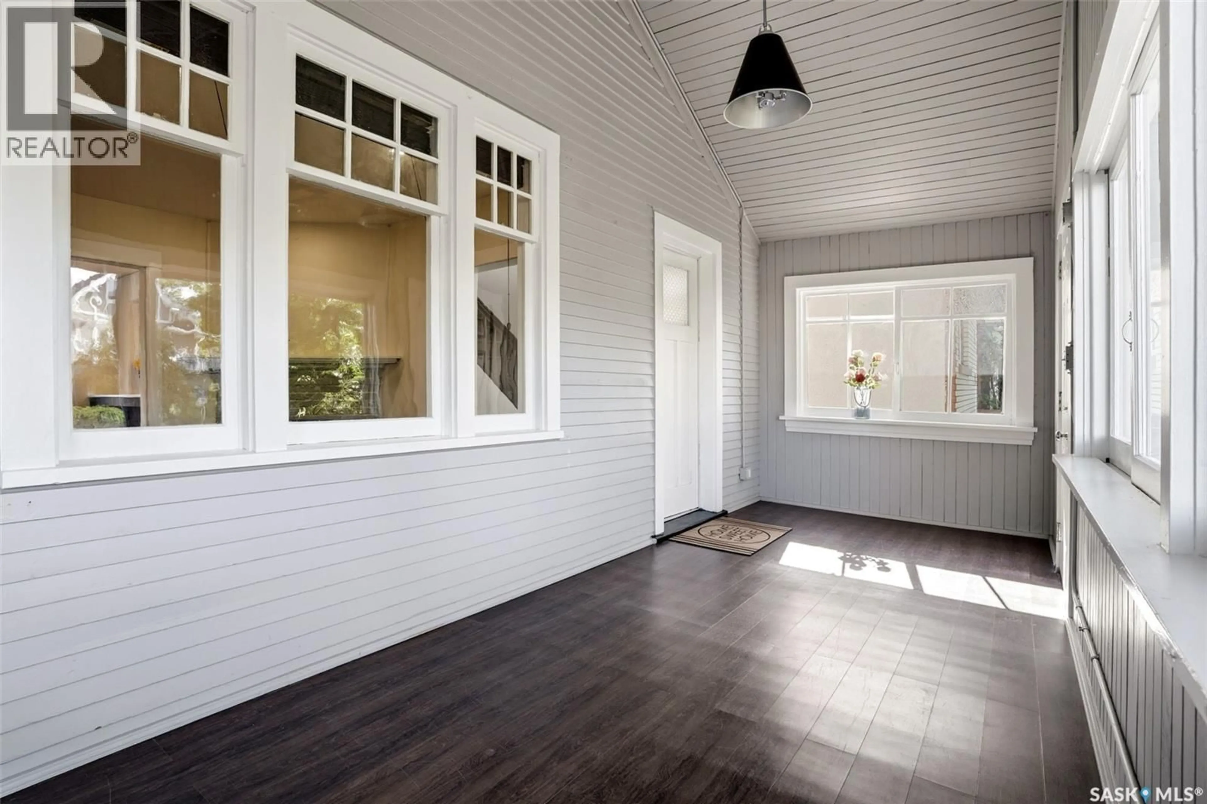 Indoor entryway for 721 COLLEGE AVENUE, Regina Saskatchewan S4N0X8