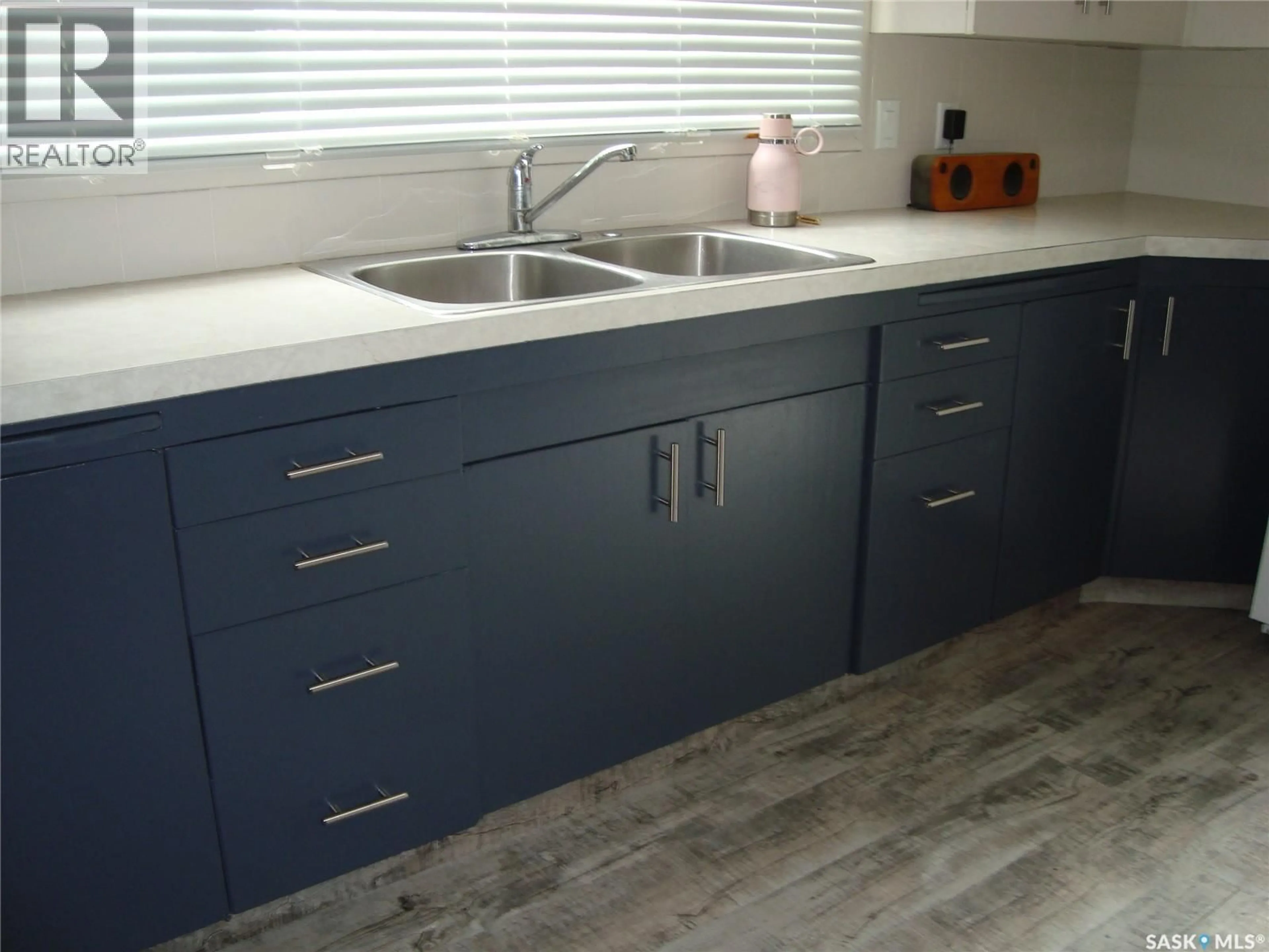 Contemporary kitchen, unknown for 1430 TAYLOR DRIVE, Swift Current Saskatchewan S9H1M9