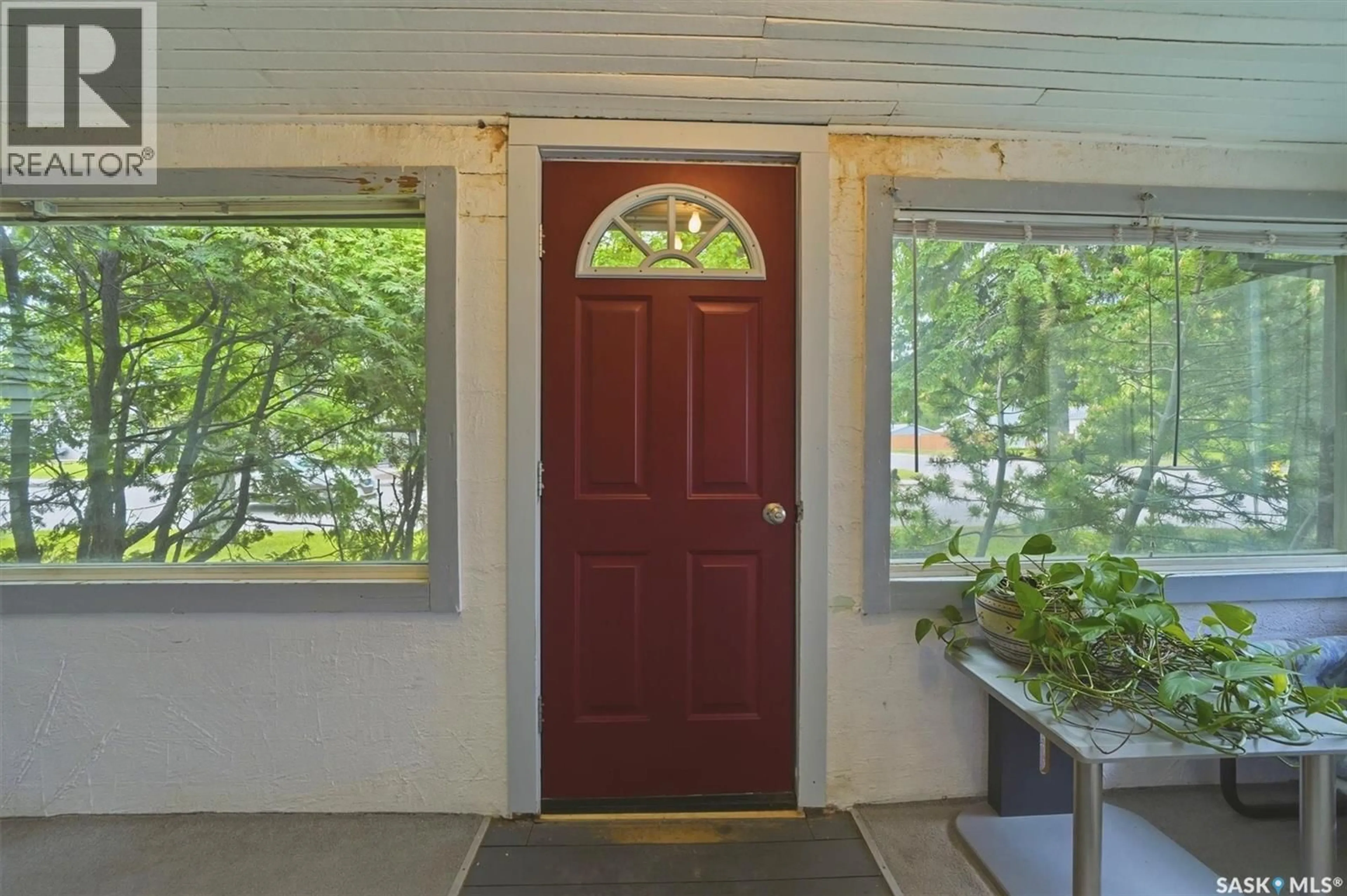 Indoor entryway for 1003 6TH STREET, Saskatoon Saskatchewan S7H1E1