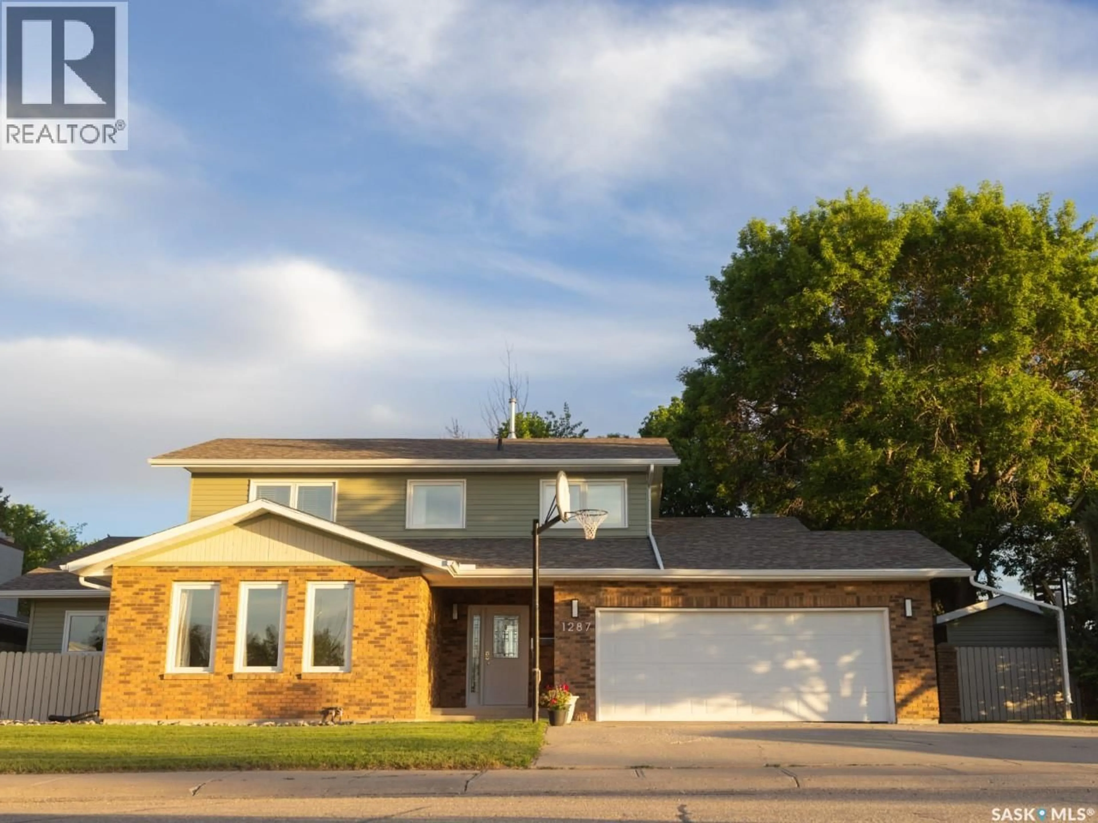 Home with vinyl exterior material, street for 1287 SIMCOE STREET, Moose Jaw Saskatchewan S6H3J5
