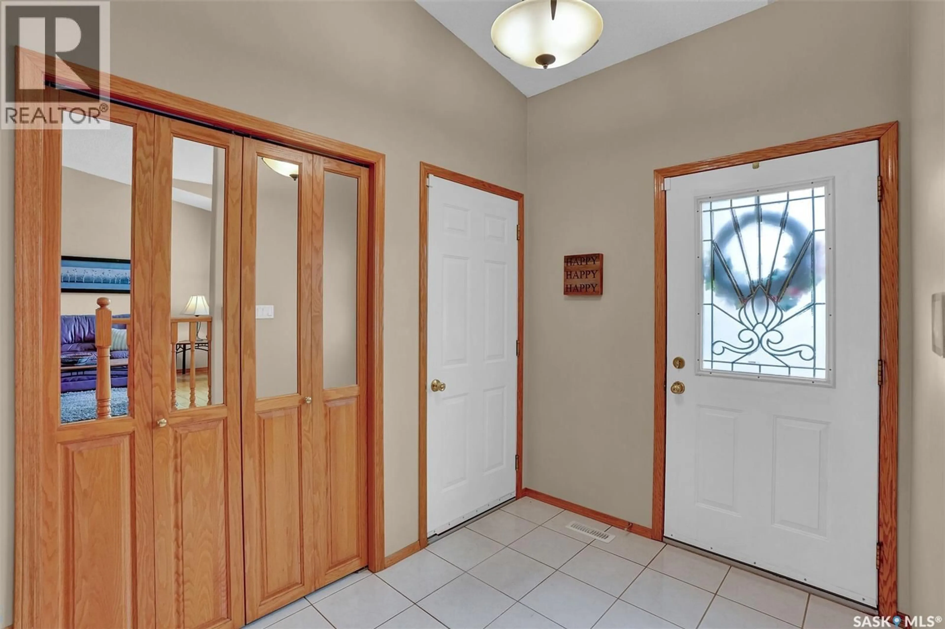Indoor entryway for 7002 MAPLE WOOD CRESCENT, Regina Saskatchewan S4X4J9