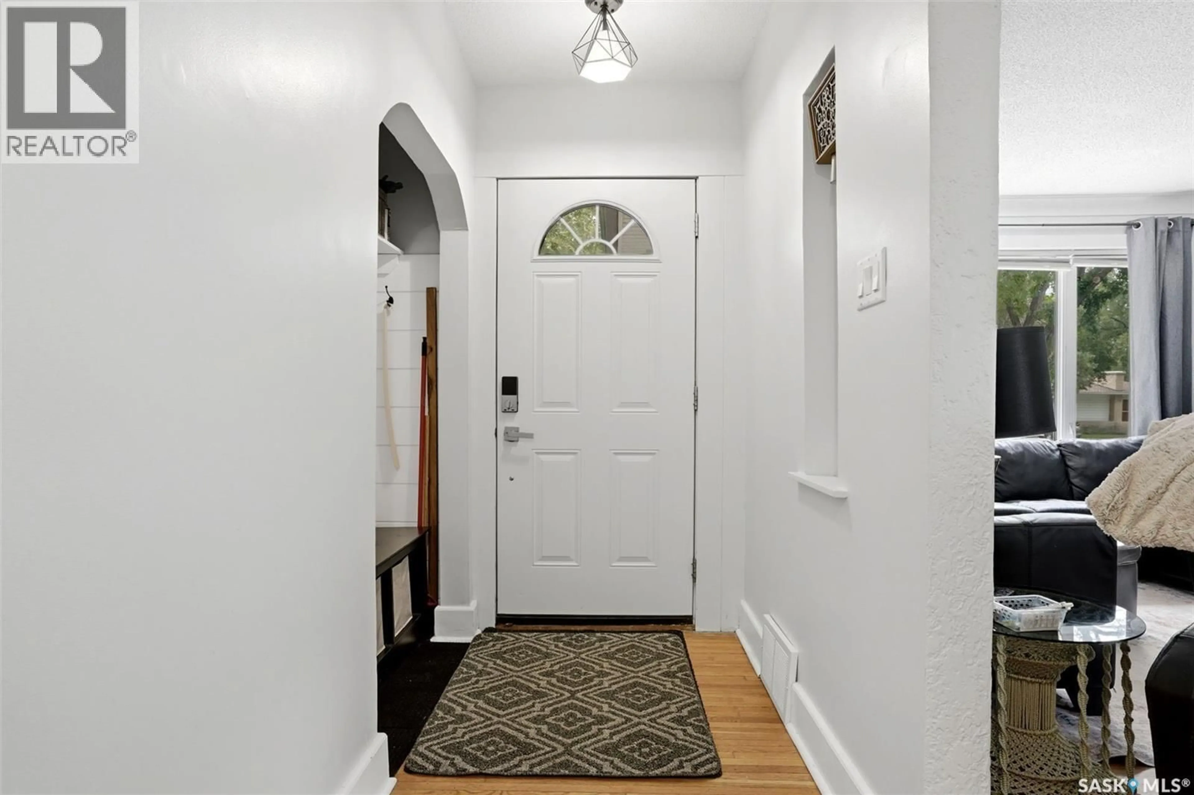 Indoor entryway for 533 BROADWAY AVENUE, Regina Saskatchewan S4N1B9