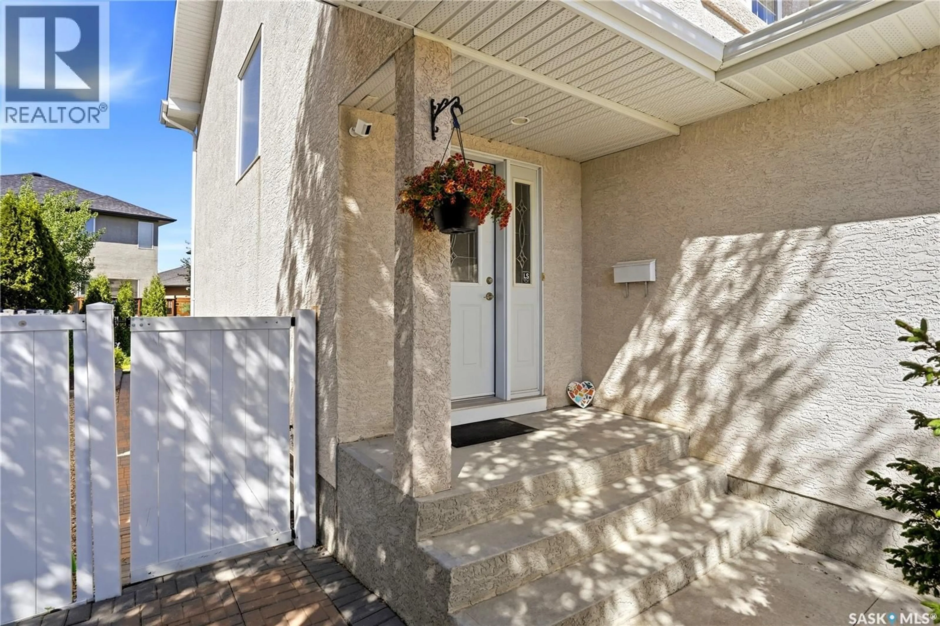 Indoor entryway for E - 3610 SANDRINGHAM ROAD, Regina Saskatchewan S4V3C4
