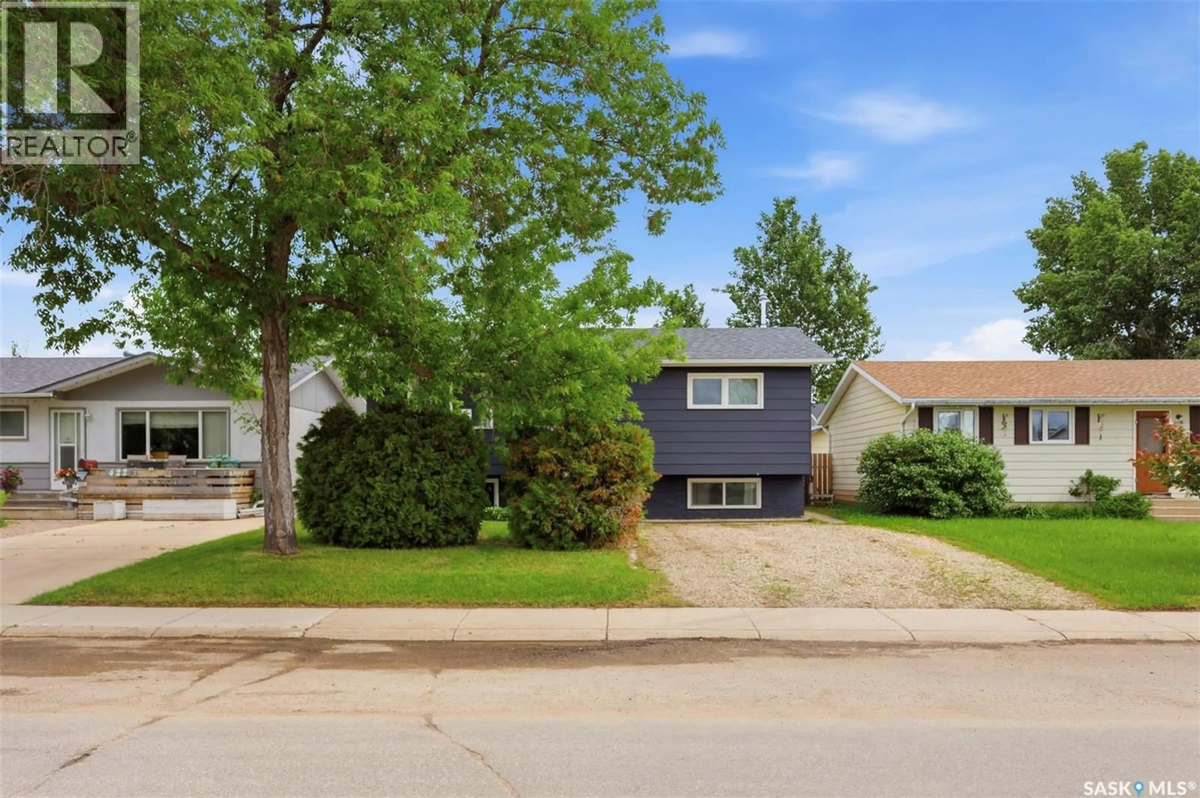 Home with vinyl exterior material, street for 418 LISGAR AVENUE, Saskatoon Saskatchewan S7L5G8