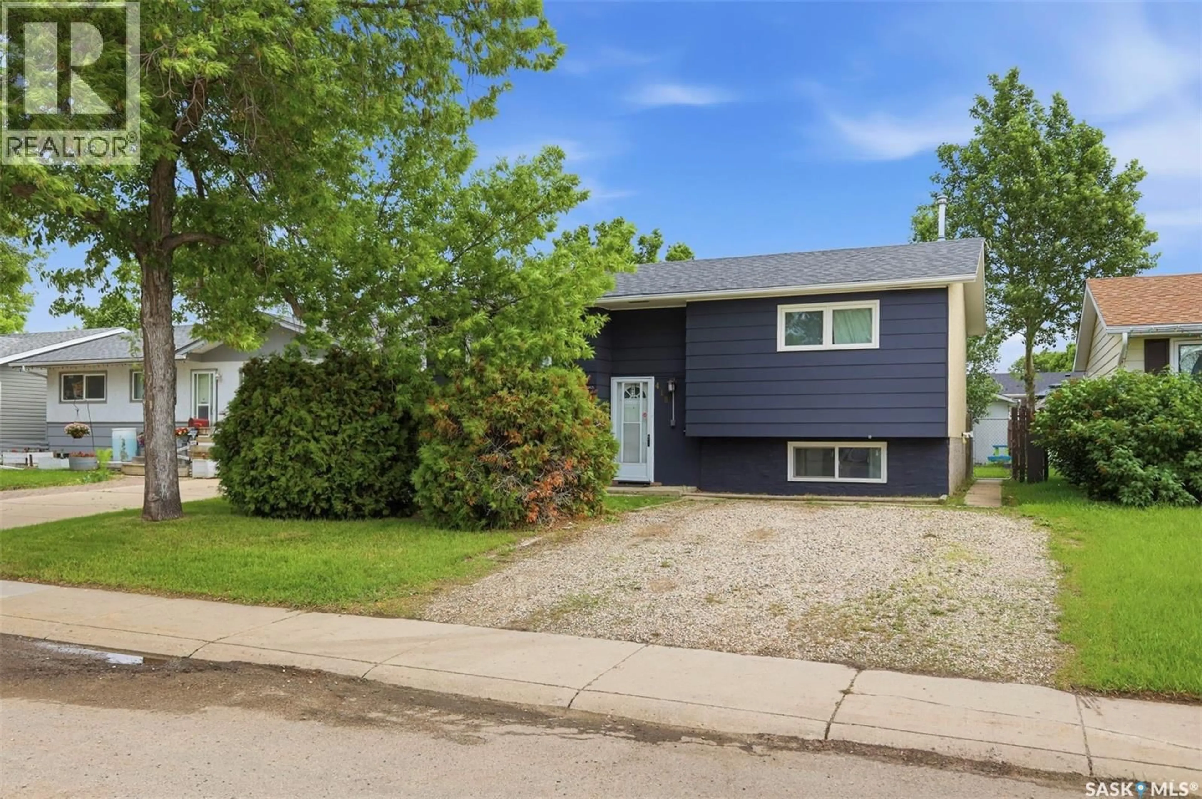 Home with vinyl exterior material, street for 418 LISGAR AVENUE, Saskatoon Saskatchewan S7L5G8