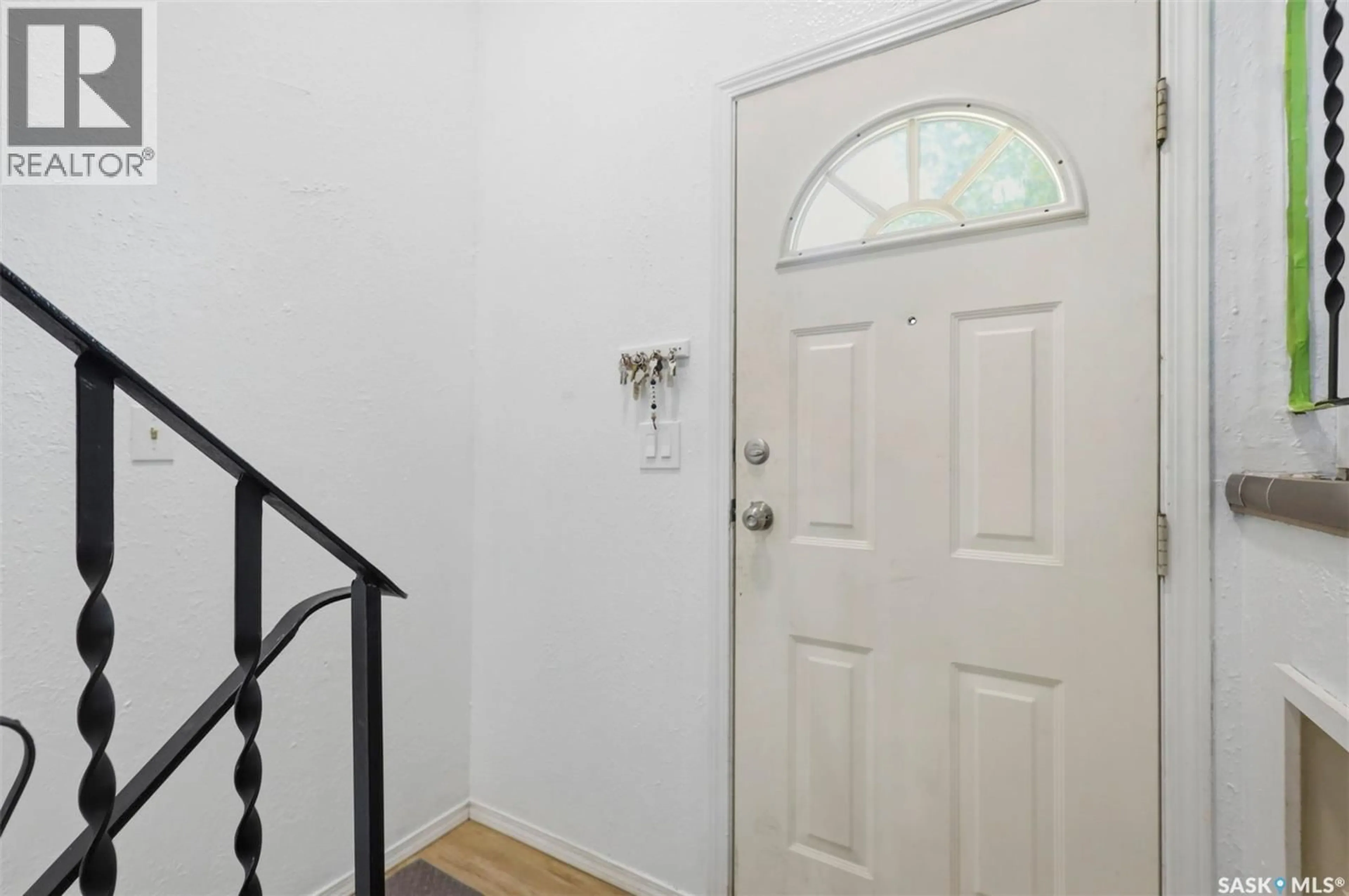 Indoor foyer for 418 LISGAR AVENUE, Saskatoon Saskatchewan S7L5G8