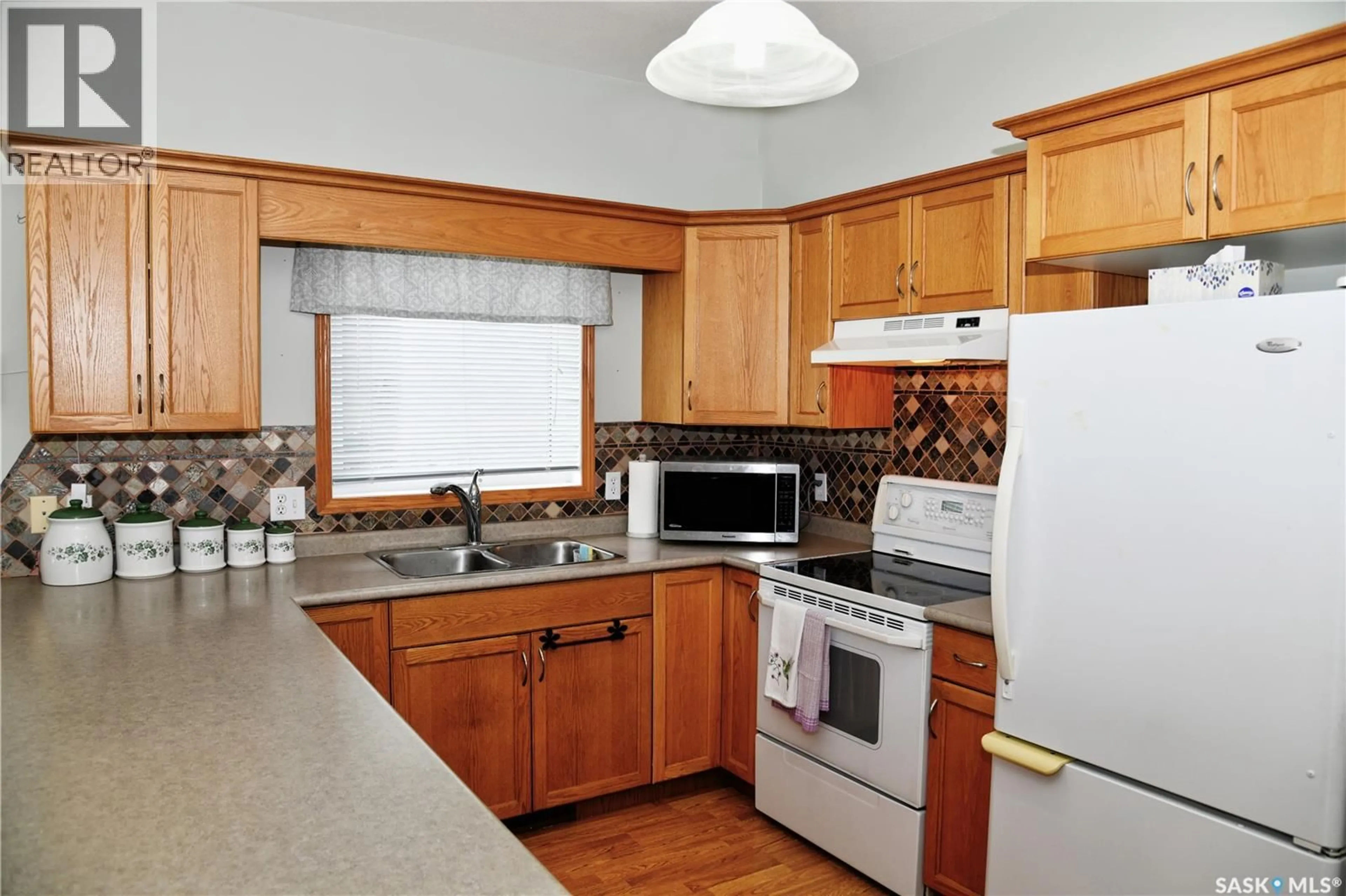 Standard kitchen, unknown for 413 CRYSTAL CRESCENT, Warman Saskatchewan S0K0A1