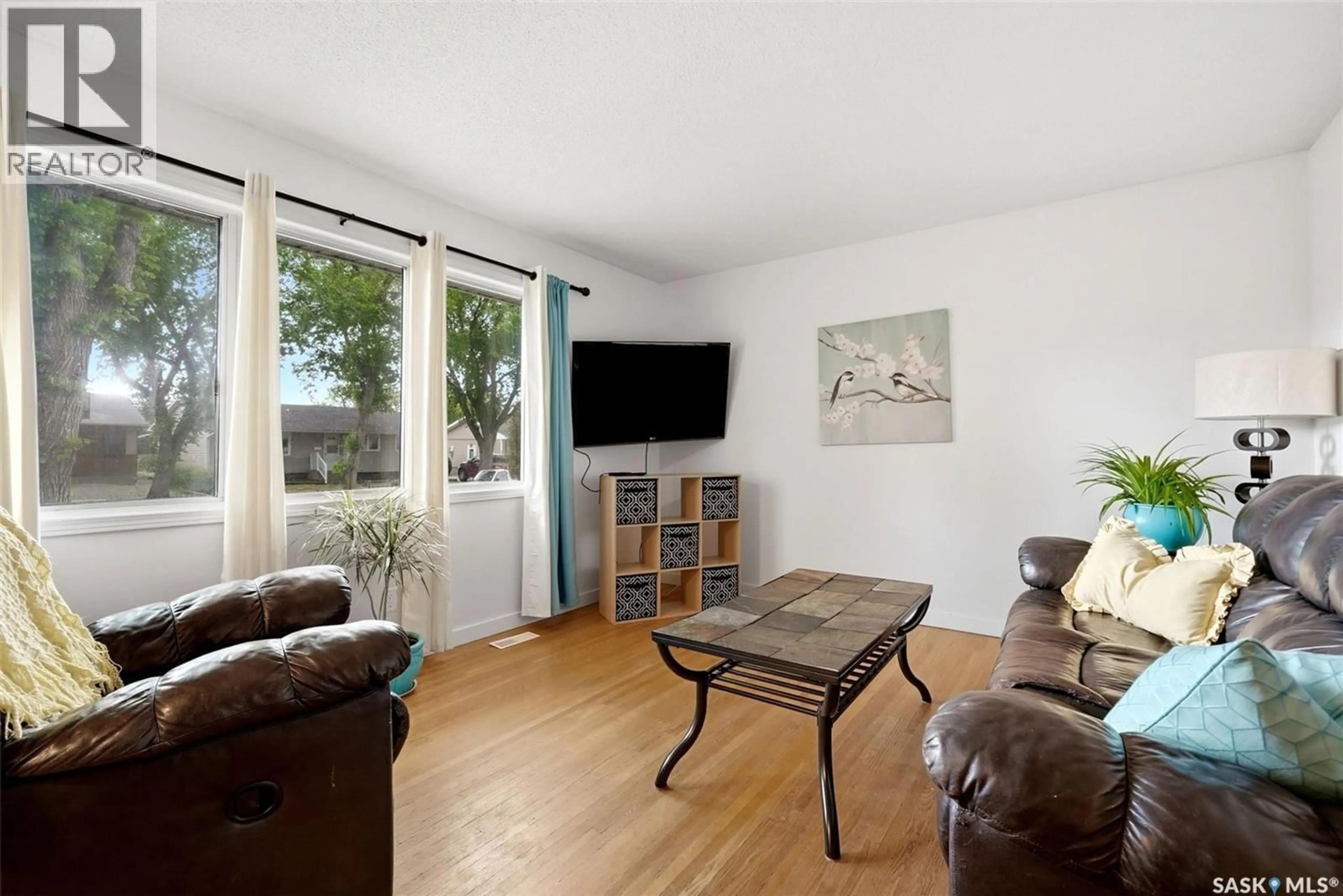 Living room with furniture, wood/laminate floor for 59 ELMVIEW ROAD, Regina Saskatchewan S4R0B4