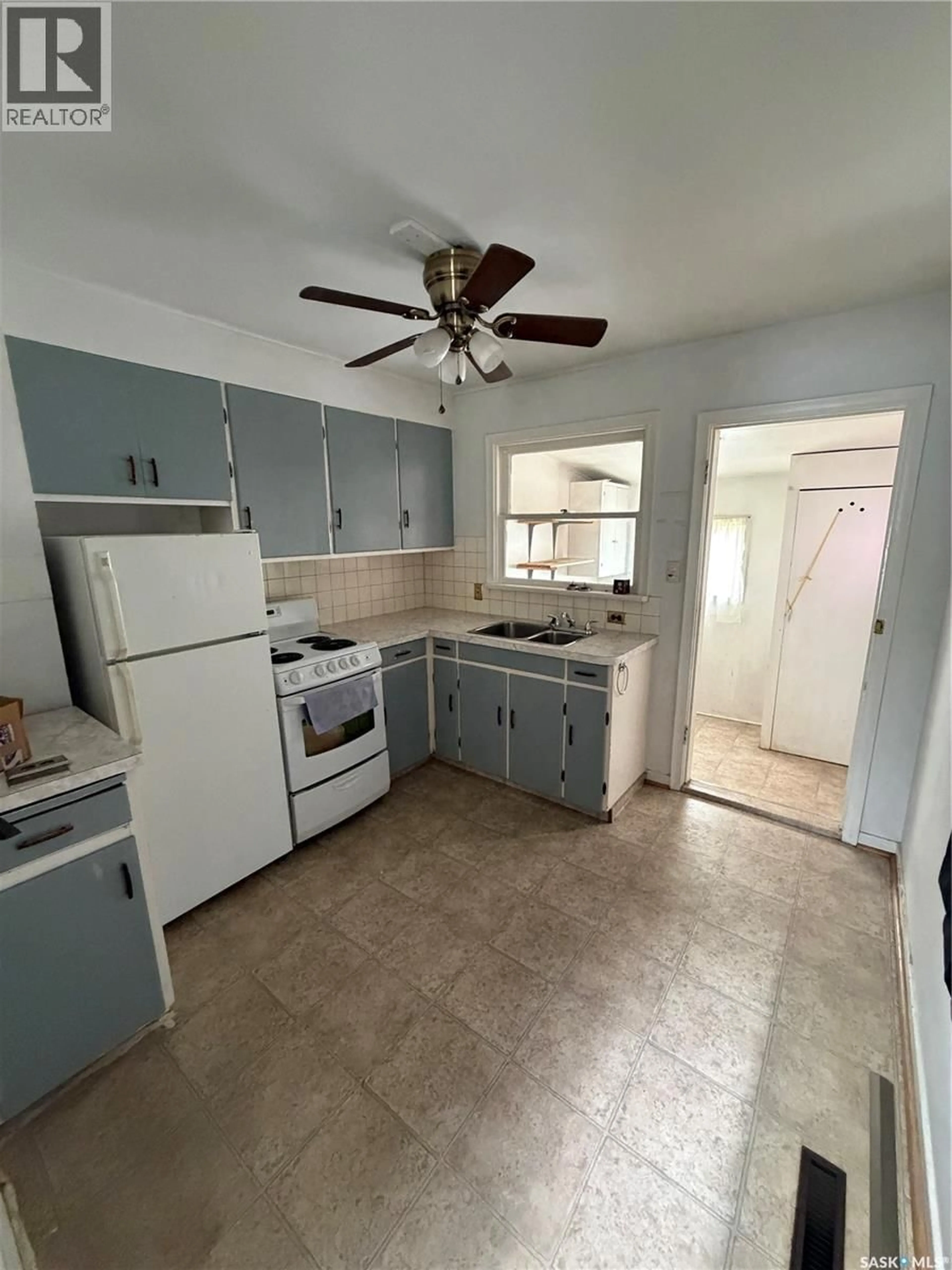 Standard kitchen, unknown for 1225 ATKINSON STREET, Regina Saskatchewan S4N3V7