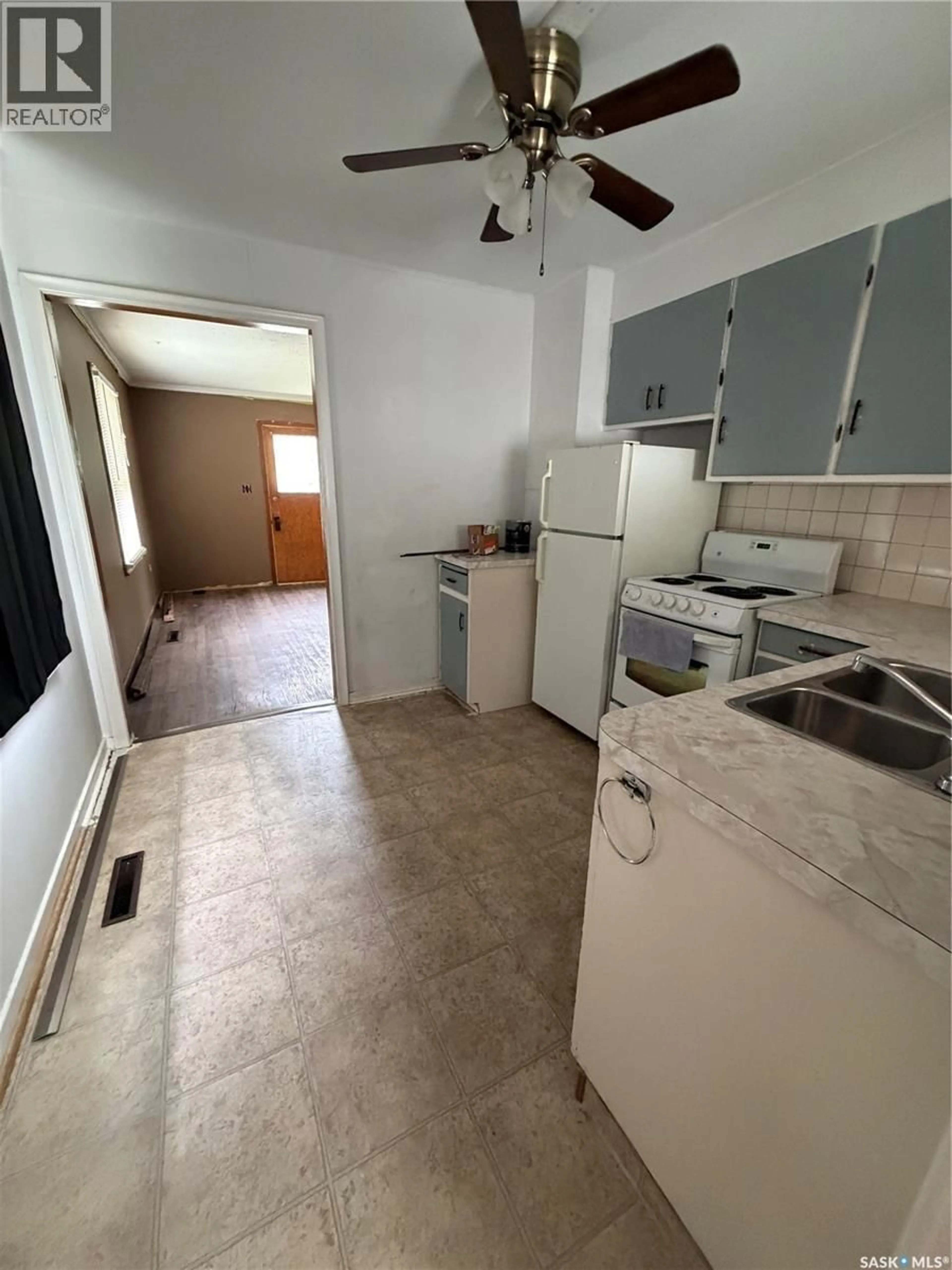 Standard kitchen, unknown for 1225 ATKINSON STREET, Regina Saskatchewan S4N3V7
