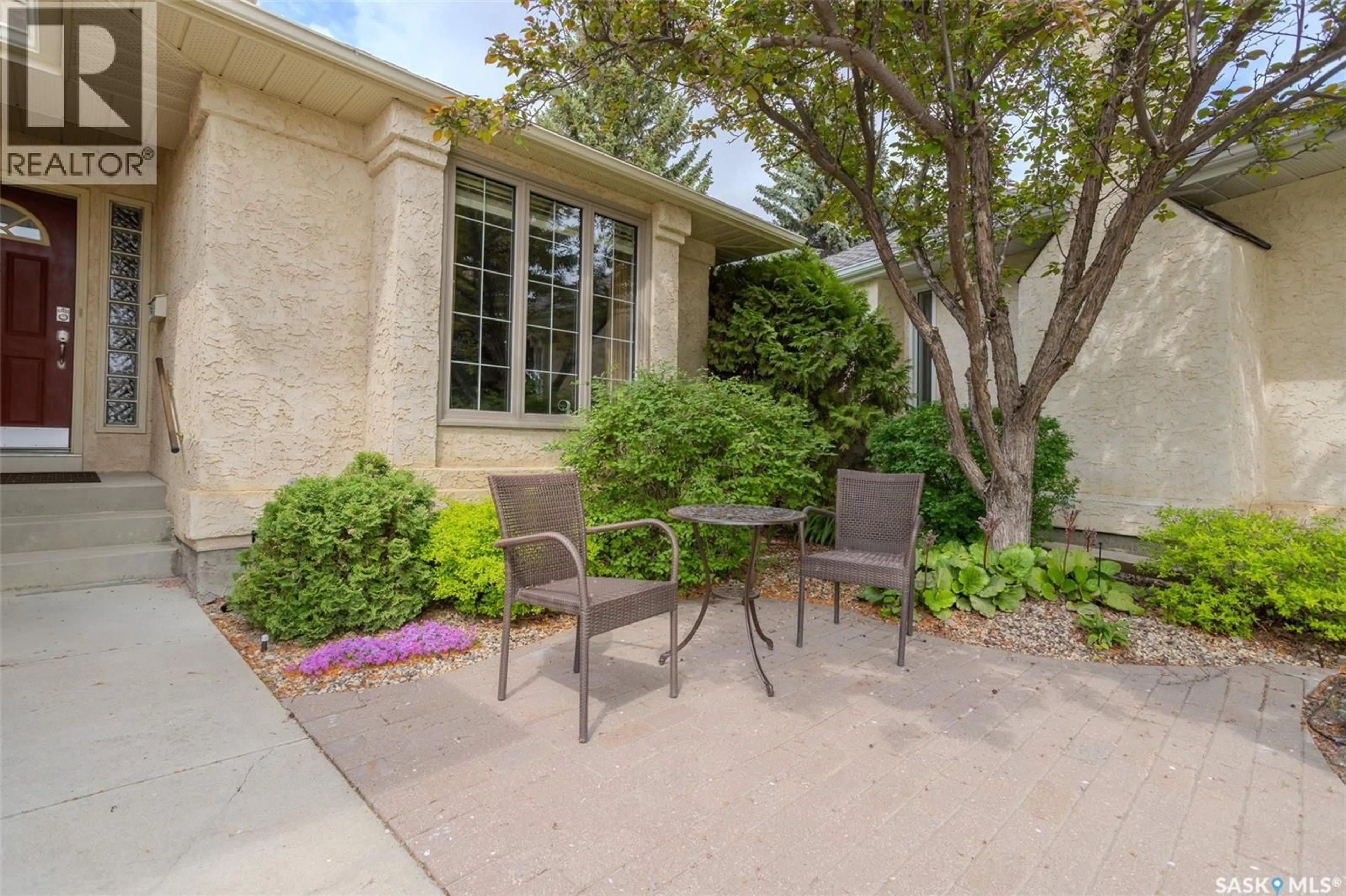 Patio, street for 406 BRAEBURN CRESCENT, Saskatoon Saskatchewan S7V1A5