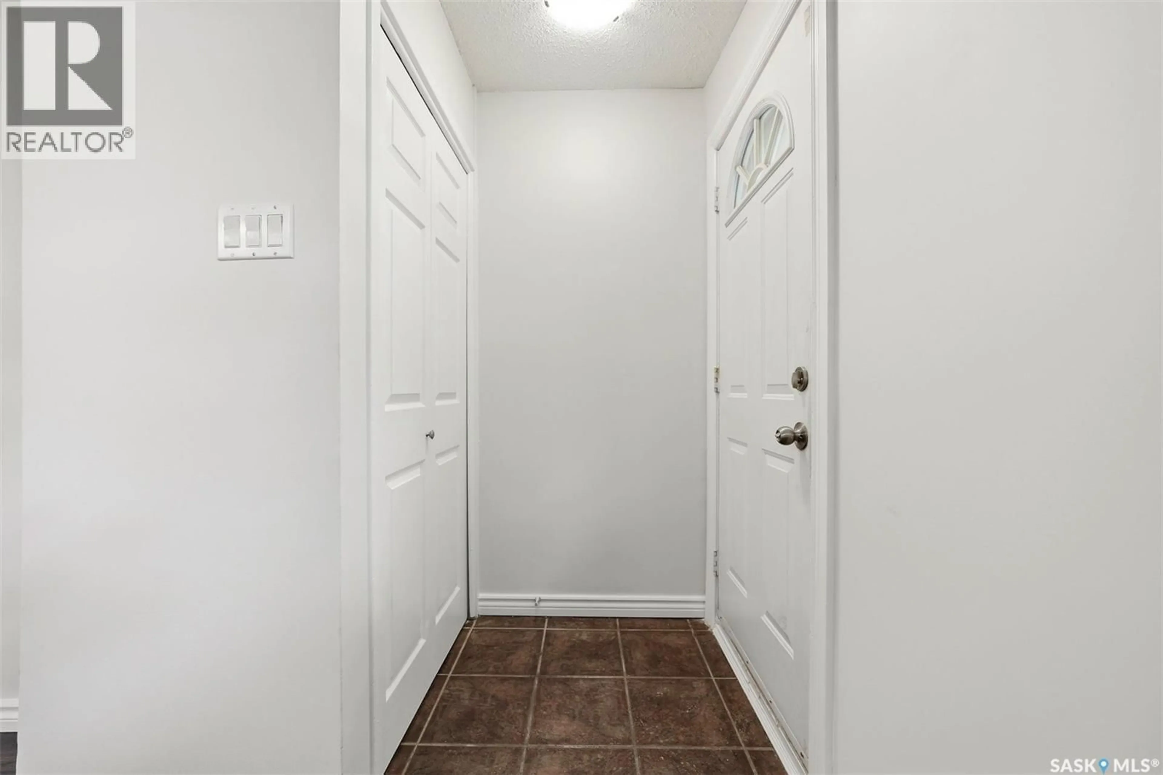 Indoor entryway for 502 X AVENUE, Saskatoon Saskatchewan S7L3K2